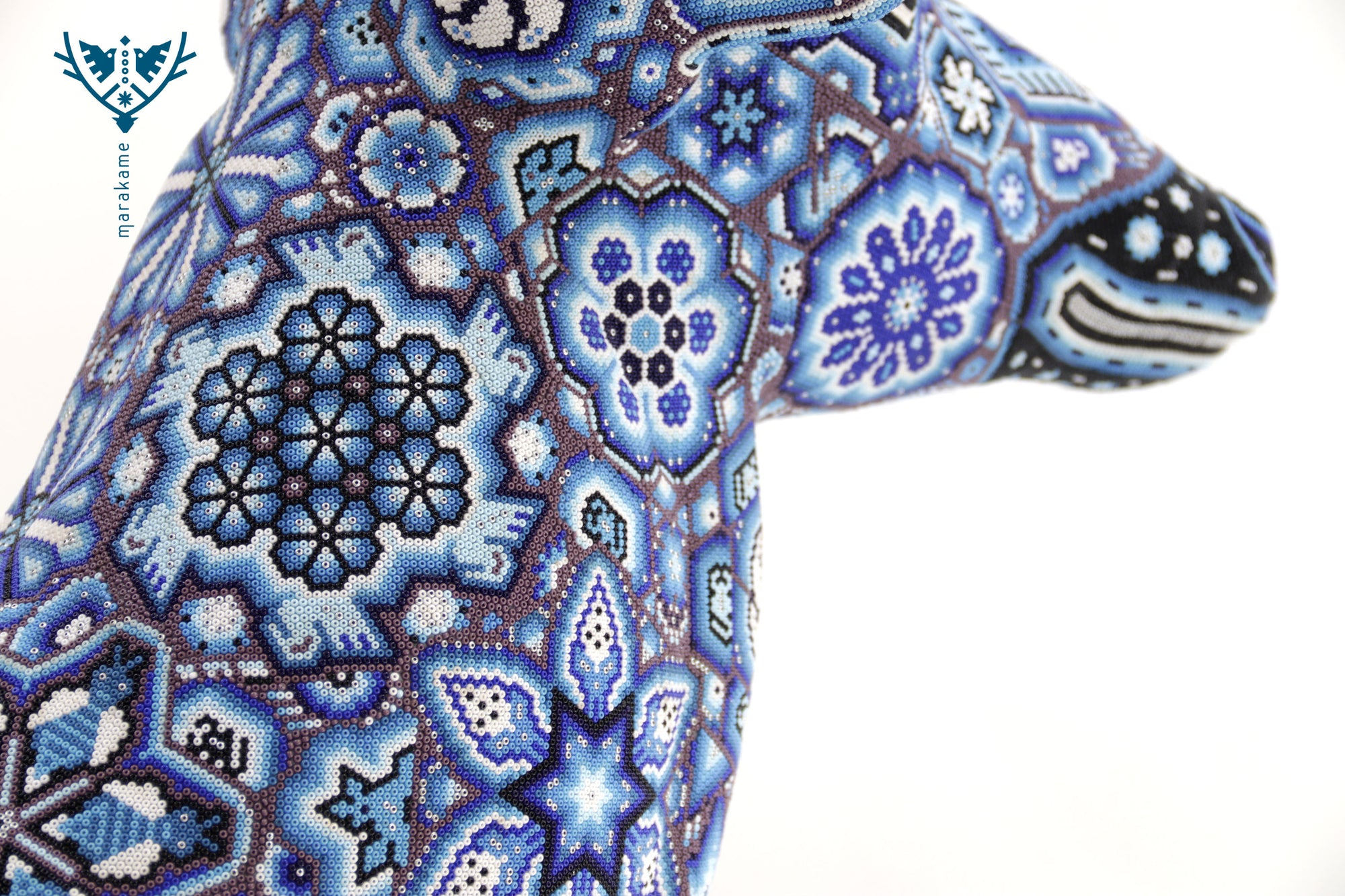 Escultura Arte Huichol - Venado azul echado - Kauyumarie: la sabiduría del reposo