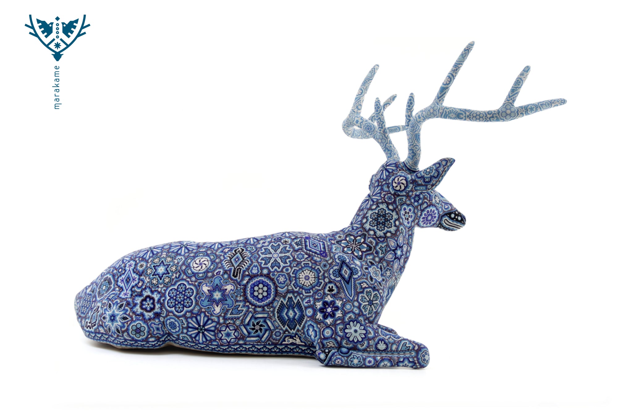 Escultura Arte Huichol - Venado azul echado - Kauyumarie: la sabiduría del reposo