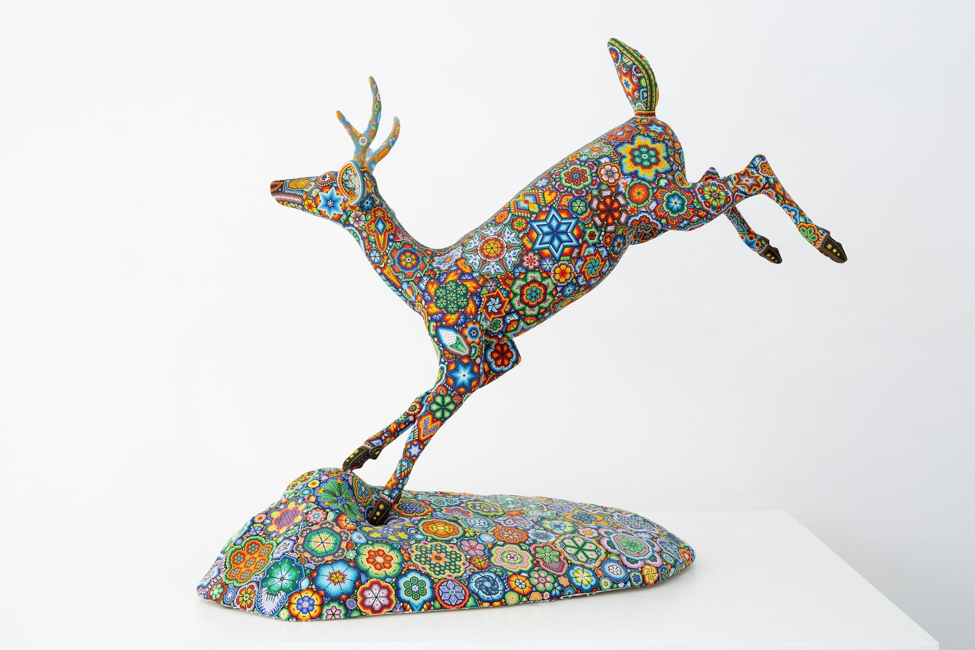 Escultura Arte Huichol - Venadito saltando - Maxa utsik+kame - Arte Huichol - Marakame