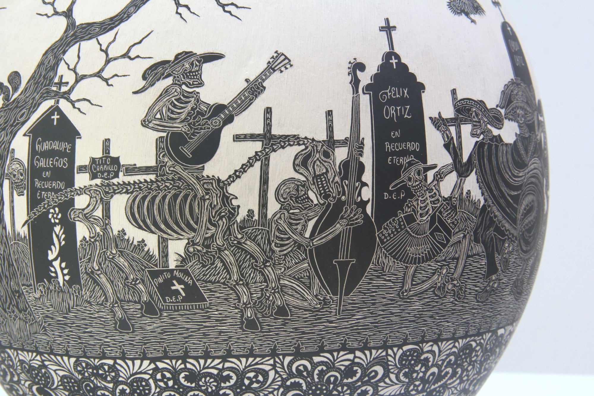 Cerámica de Mata Ortiz - Día de muertos, el ritmo de los rebeldes- Pieza Maestra - Arte Huichol - Marakame