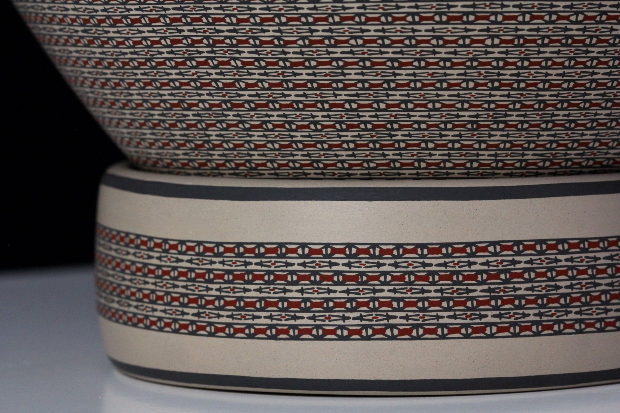 Cerámica de Mata Ortiz - Pieza de concurso grande con esgrafiado - Arte Huichol - Marakame