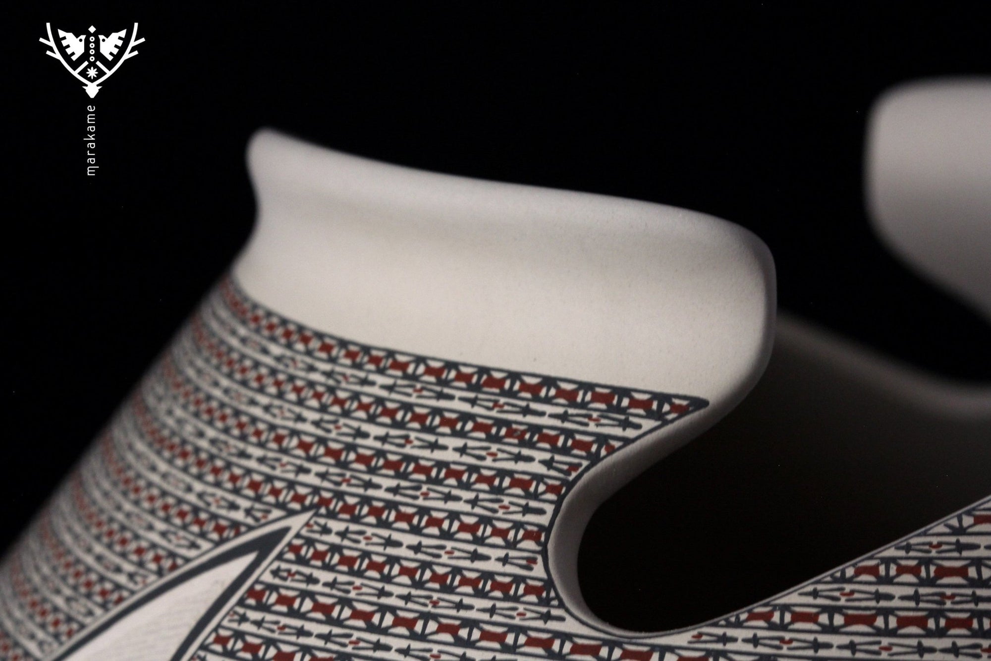 Cerámica de Mata Ortiz - Pieza de concurso grande con esgrafiado - Arte Huichol - Marakame