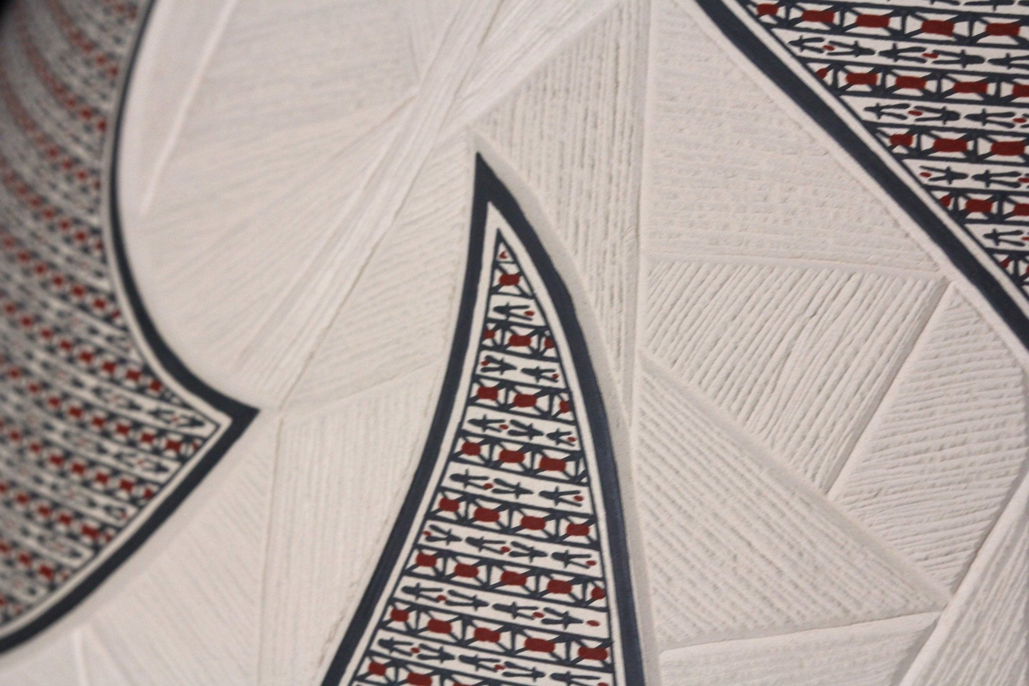 Cerámica de Mata Ortiz - Pieza de concurso grande con esgrafiado - Arte Huichol - Marakame