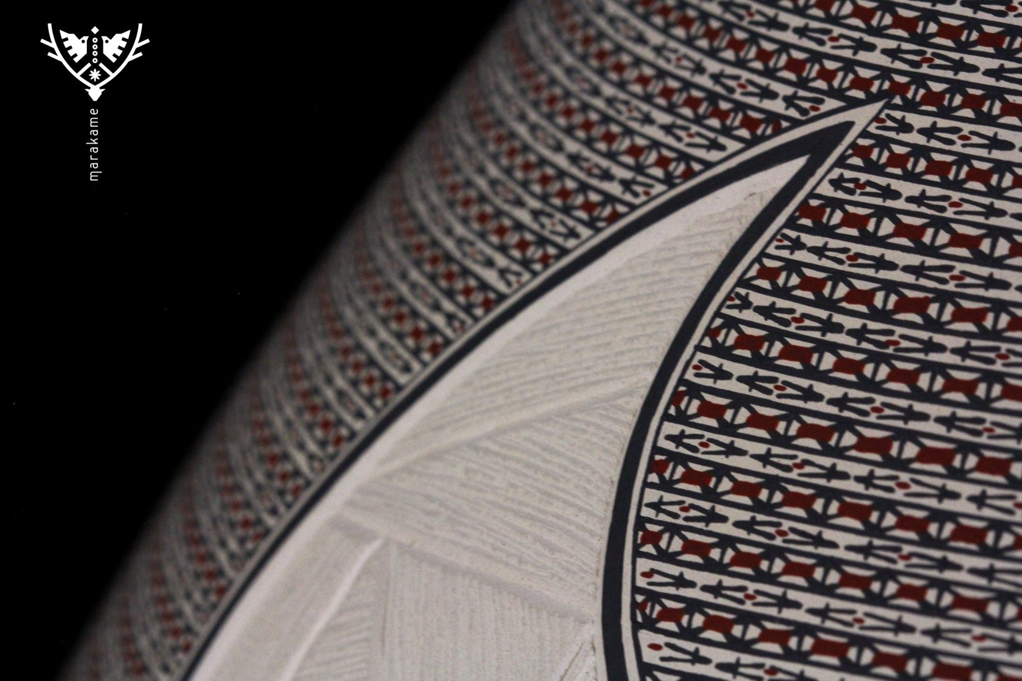 Cerámica de Mata Ortiz - Pieza de concurso grande con esgrafiado - Arte Huichol - Marakame