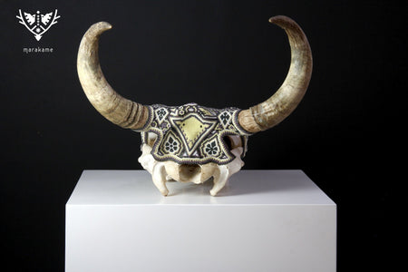Cráneo de vaca Arte Huichol - Nierika miire II - Arte Huichol - Marakame
