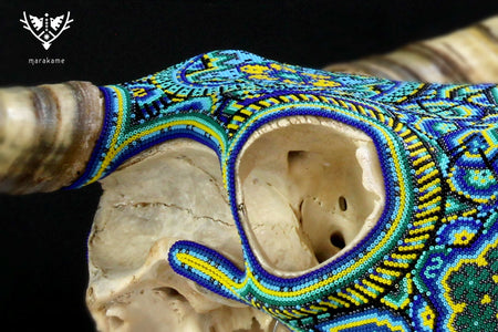 Cráneo de vaca Arte Huichol - tuutú nusa - Arte Huichol - Marakame