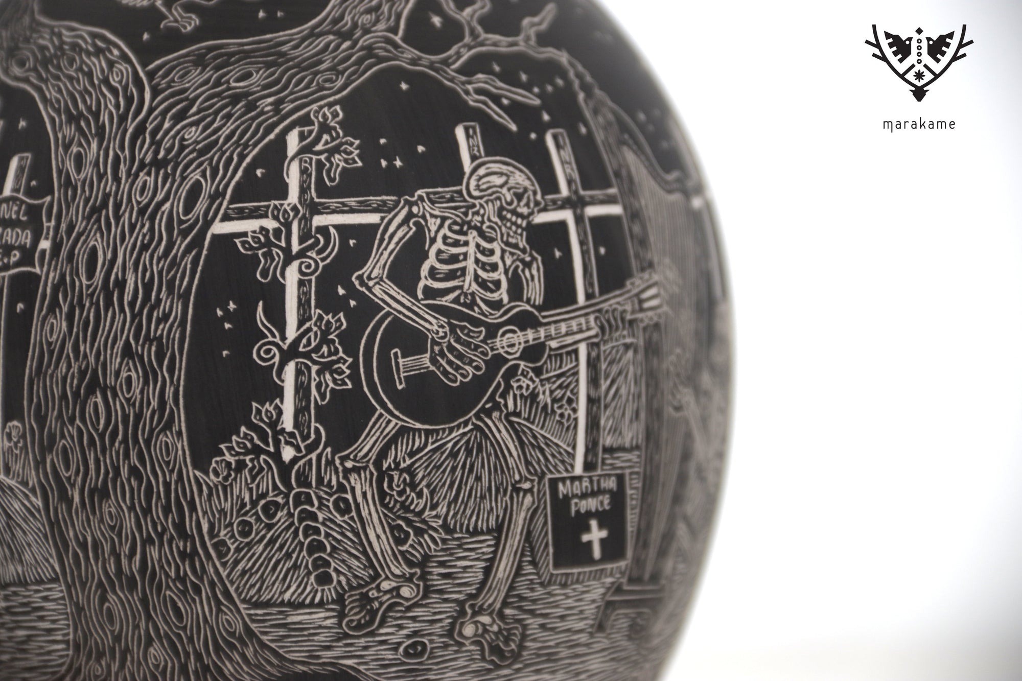 Cerámica de Mata Ortiz - Calaveras Danzantes en Panteón - Día de muertos