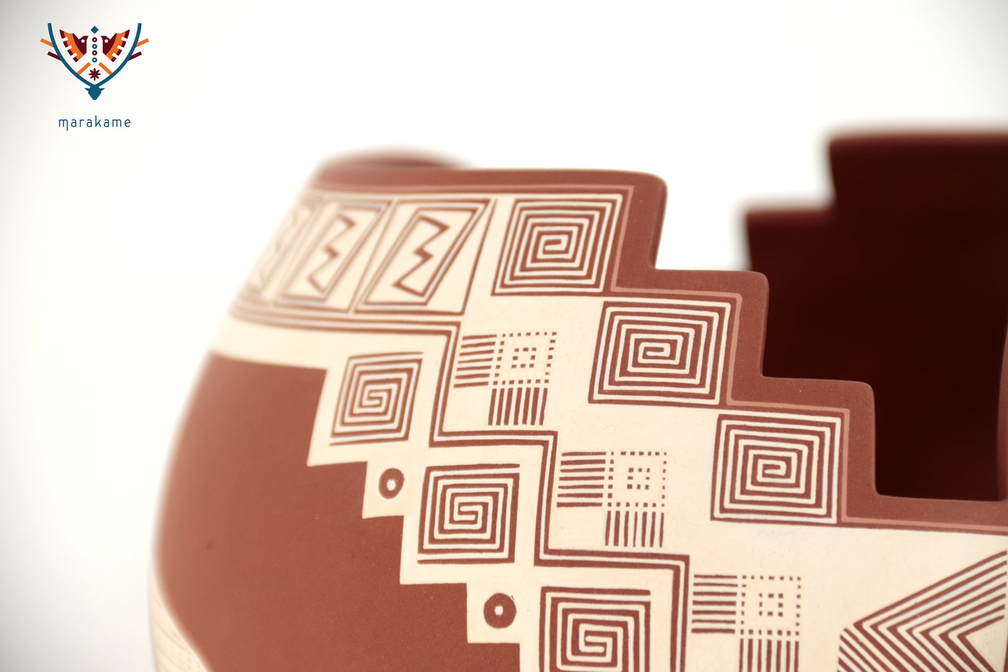 Cerámica de Mata Ortiz - Terracota de geometría perforada