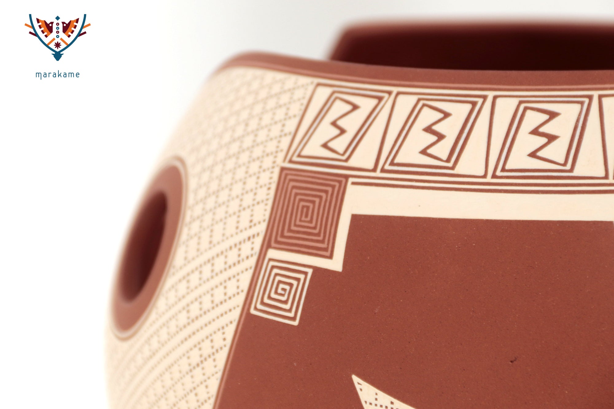 Cerámica de Mata Ortiz - Terracota de geometría perforada