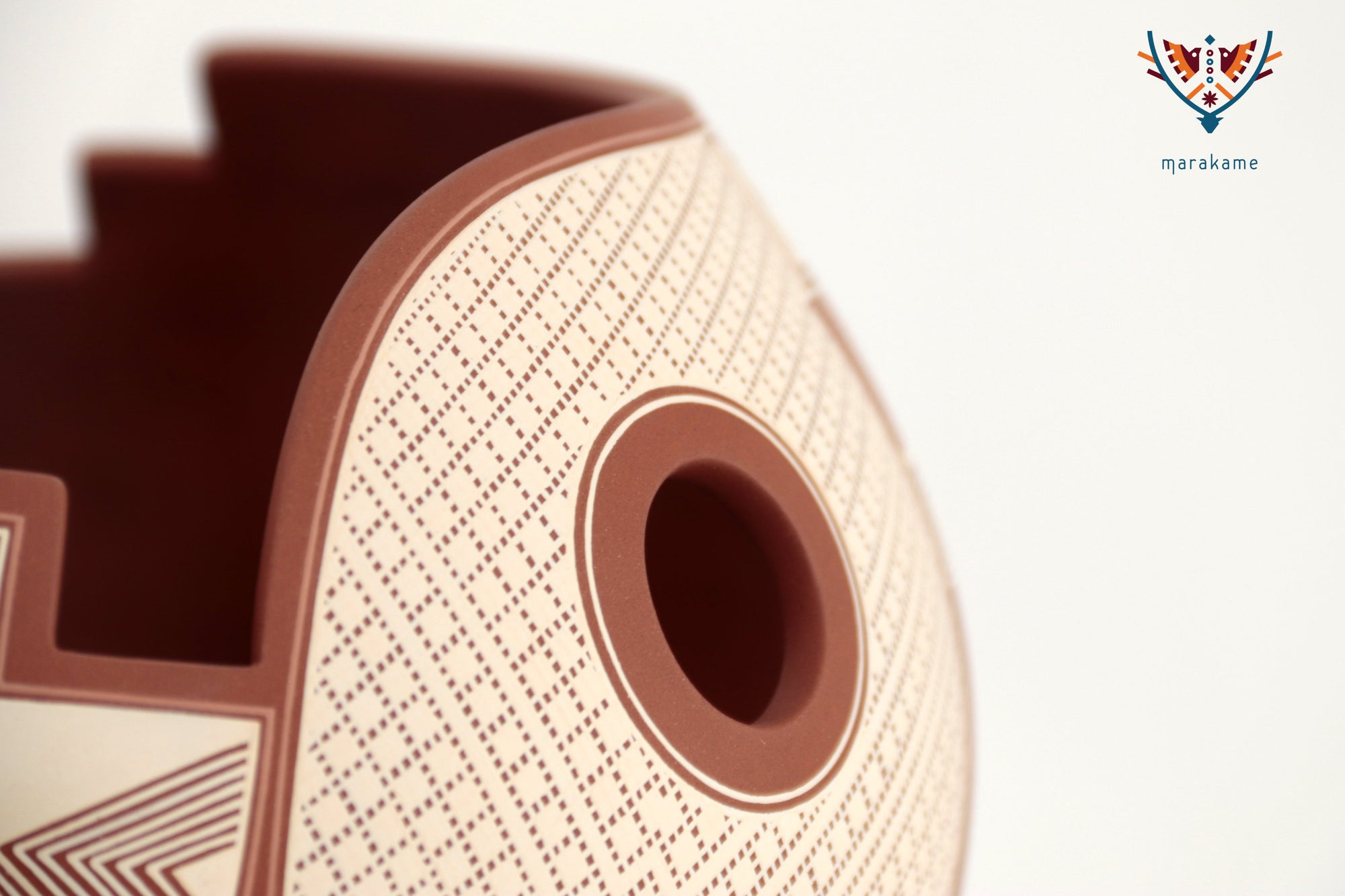 Cerámica de Mata Ortiz - Terracota de geometría perforada