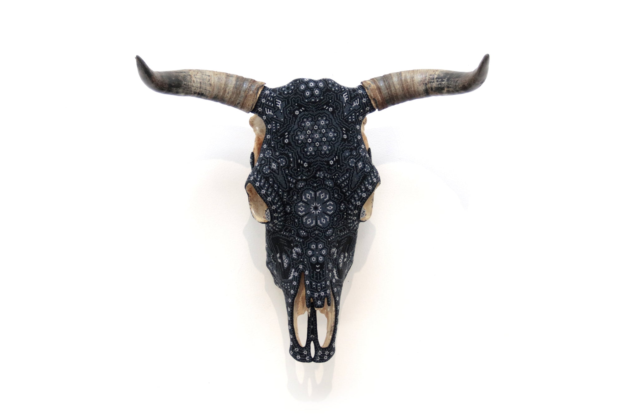 Kuhschädel Huichol Kunst - Hikuri