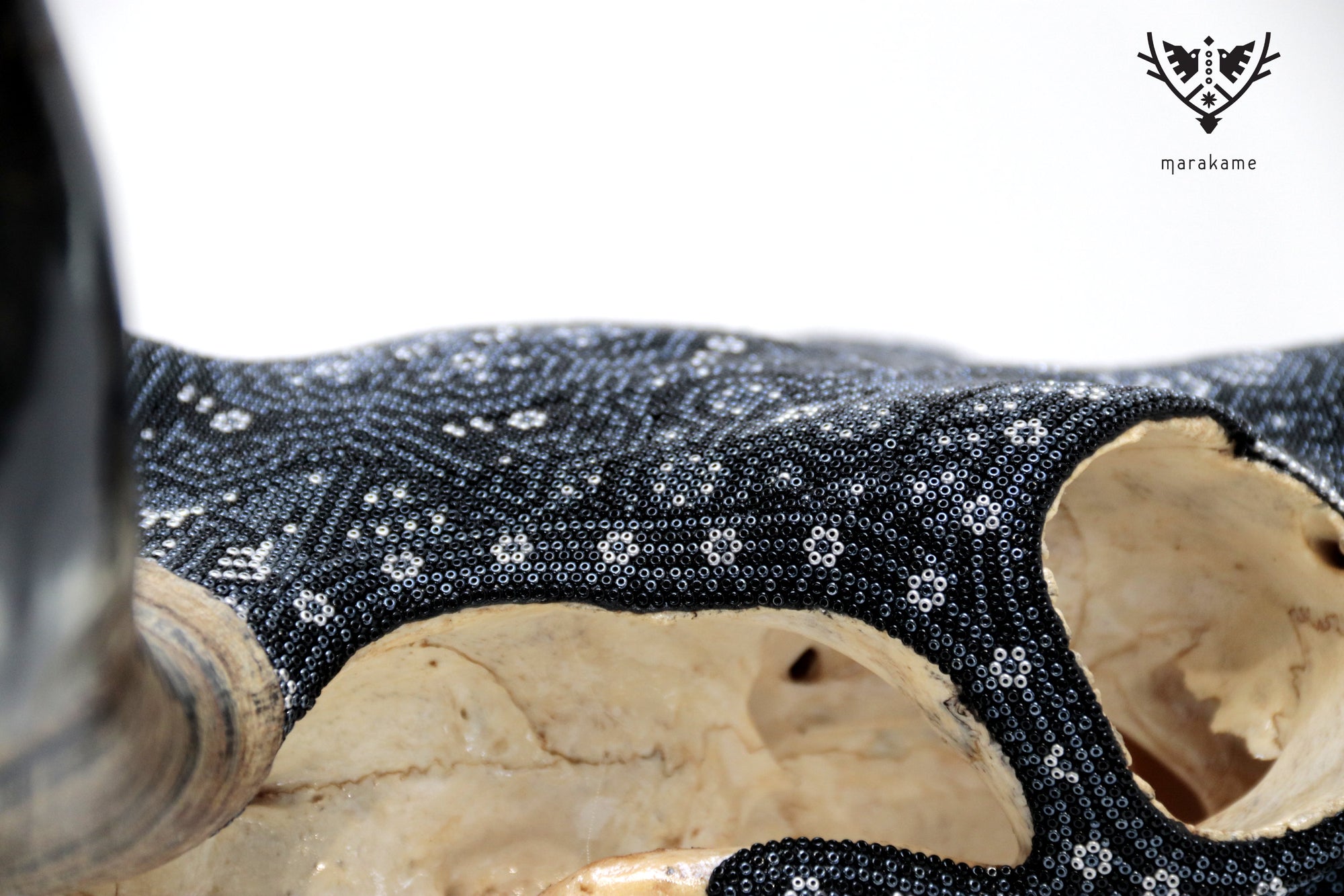 Kuhschädel Huichol Kunst - Hikuri