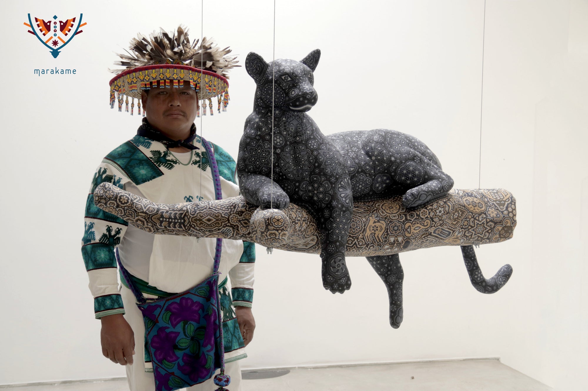 Escultura Arte Huichol - Jaguar en tronco - Ewatame