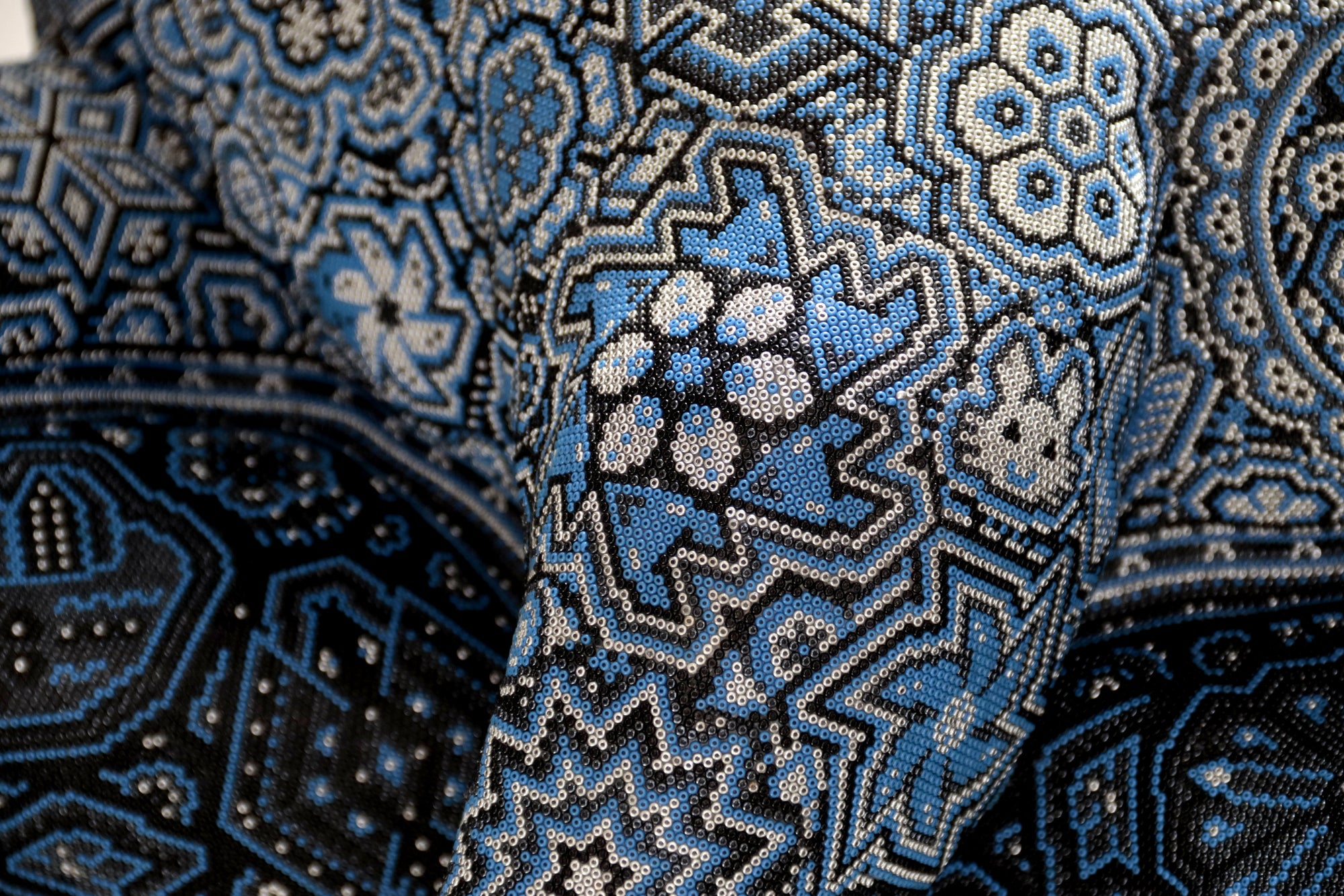 Escultura Arte Huichol - Puma en tronco - Resplandor de medianoche