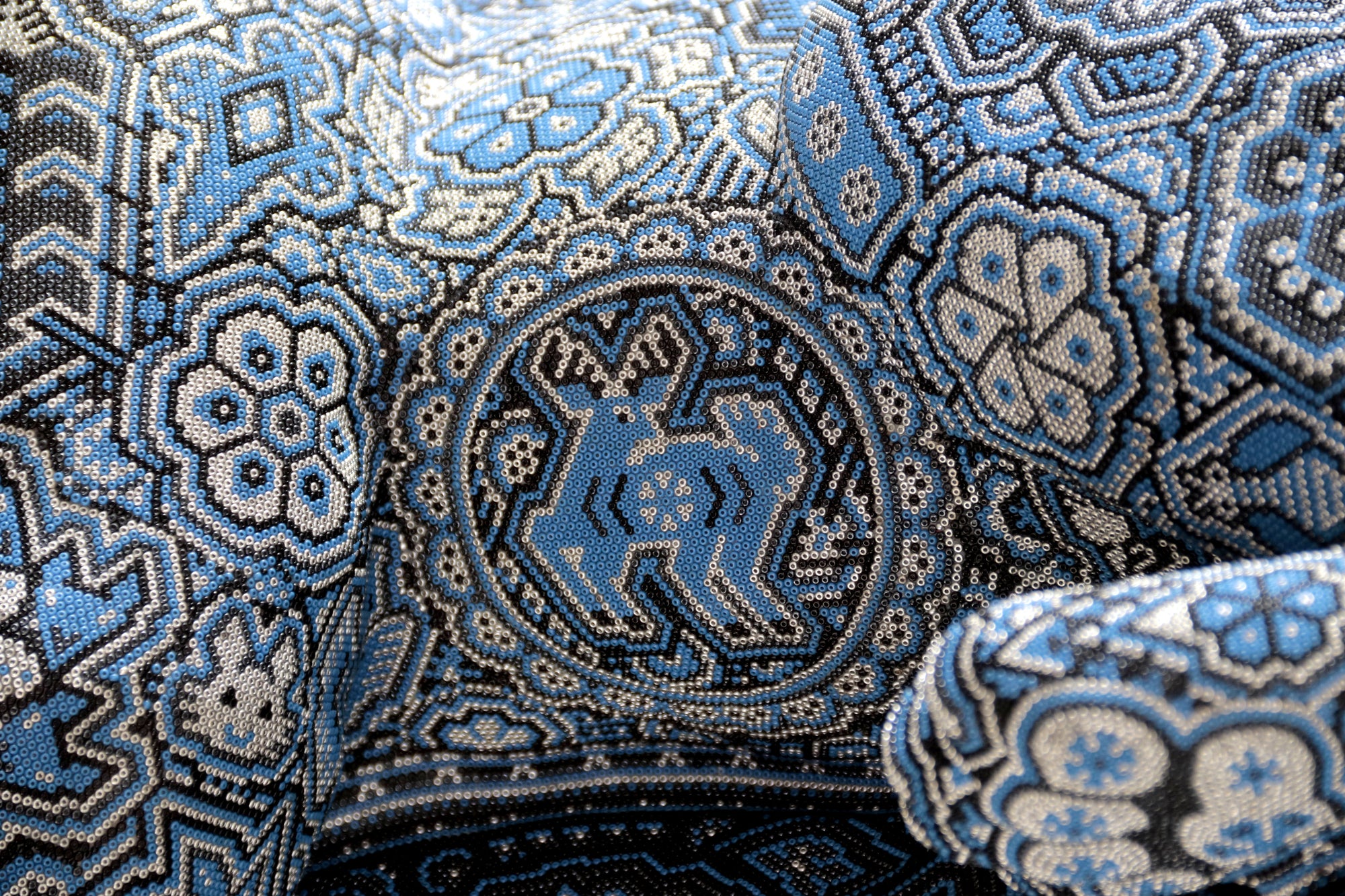 Escultura Arte Huichol - Puma en tronco - Resplandor de medianoche