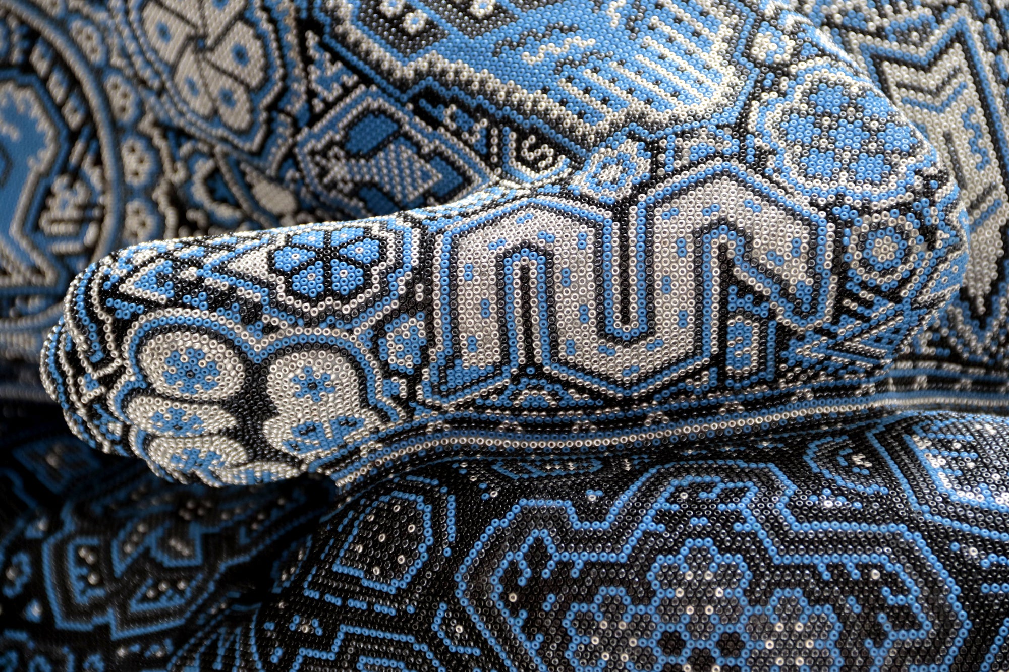 Escultura Arte Huichol - Puma en tronco - Resplandor de medianoche
