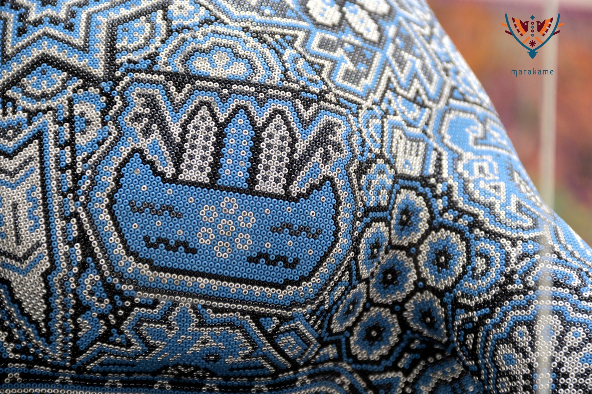Escultura Arte Huichol - Puma en tronco - Resplandor de medianoche