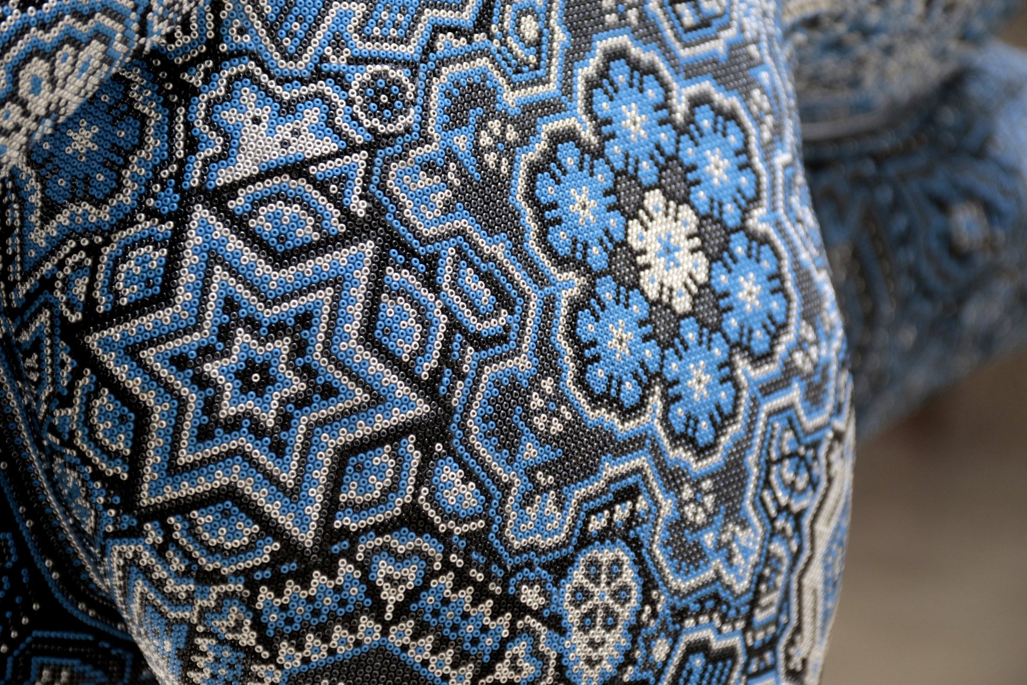 Escultura Arte Huichol - Puma en tronco - Resplandor de medianoche
