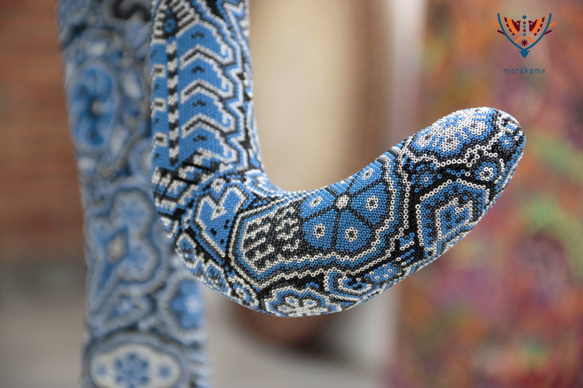 Escultura Arte Huichol - Puma en tronco - Resplandor de medianoche