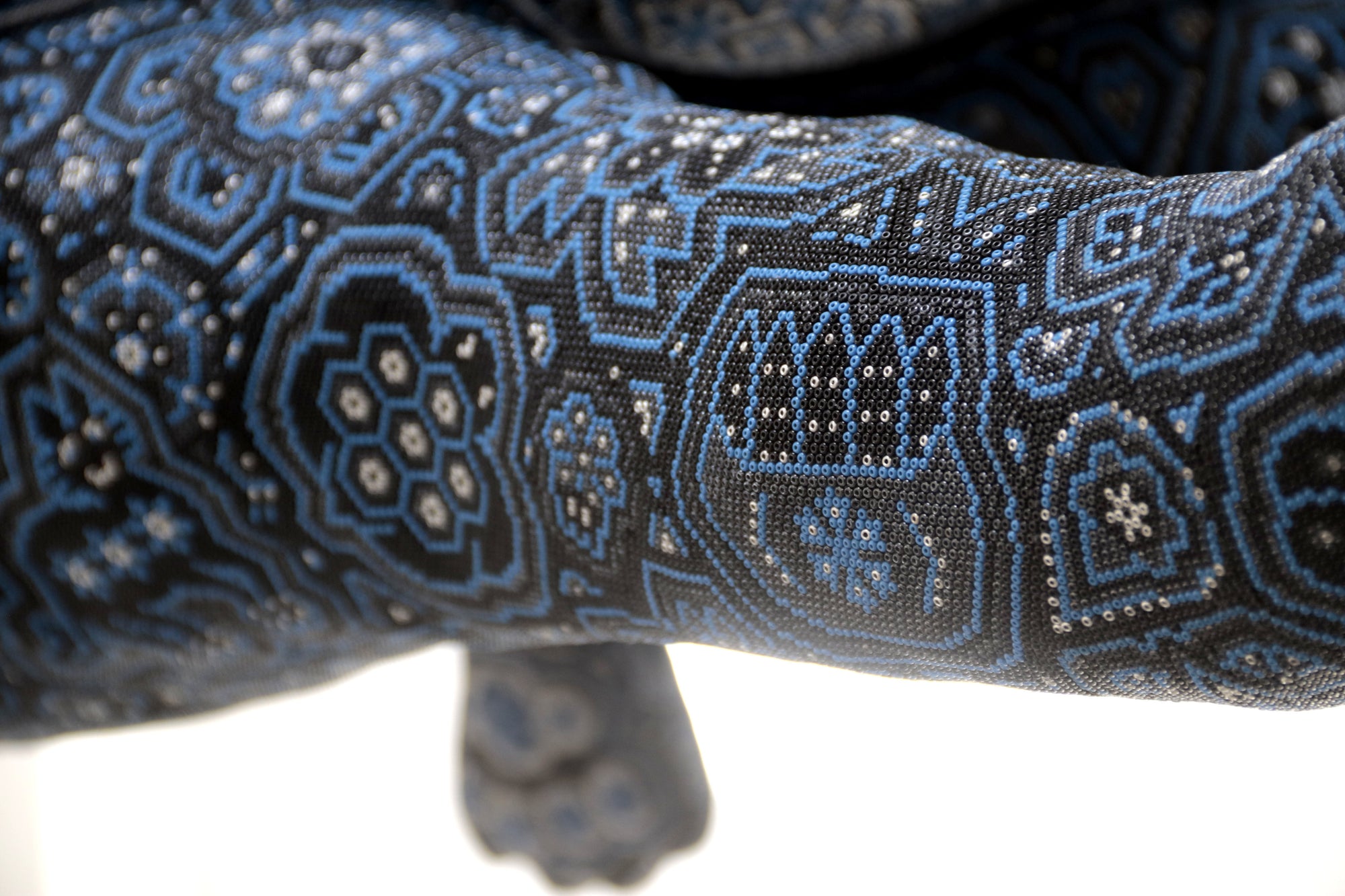 Escultura Arte Huichol - Puma en tronco - Resplandor de medianoche