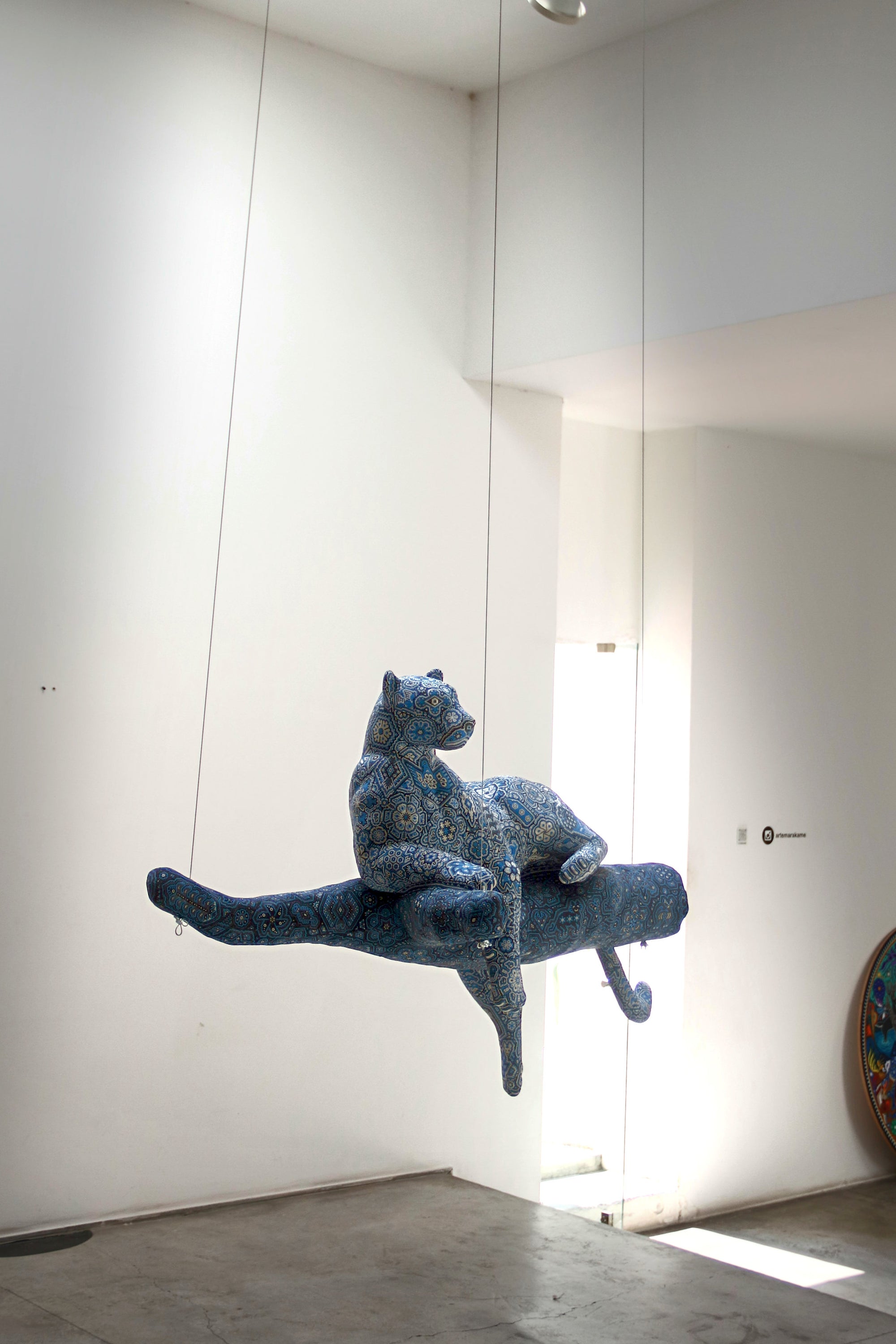Escultura Arte Huichol - Puma en tronco - Resplandor de medianoche