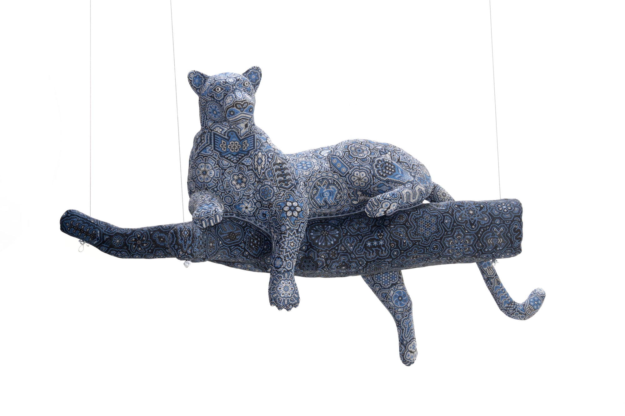 Escultura Arte Huichol - Puma en tronco - Resplandor de medianoche
