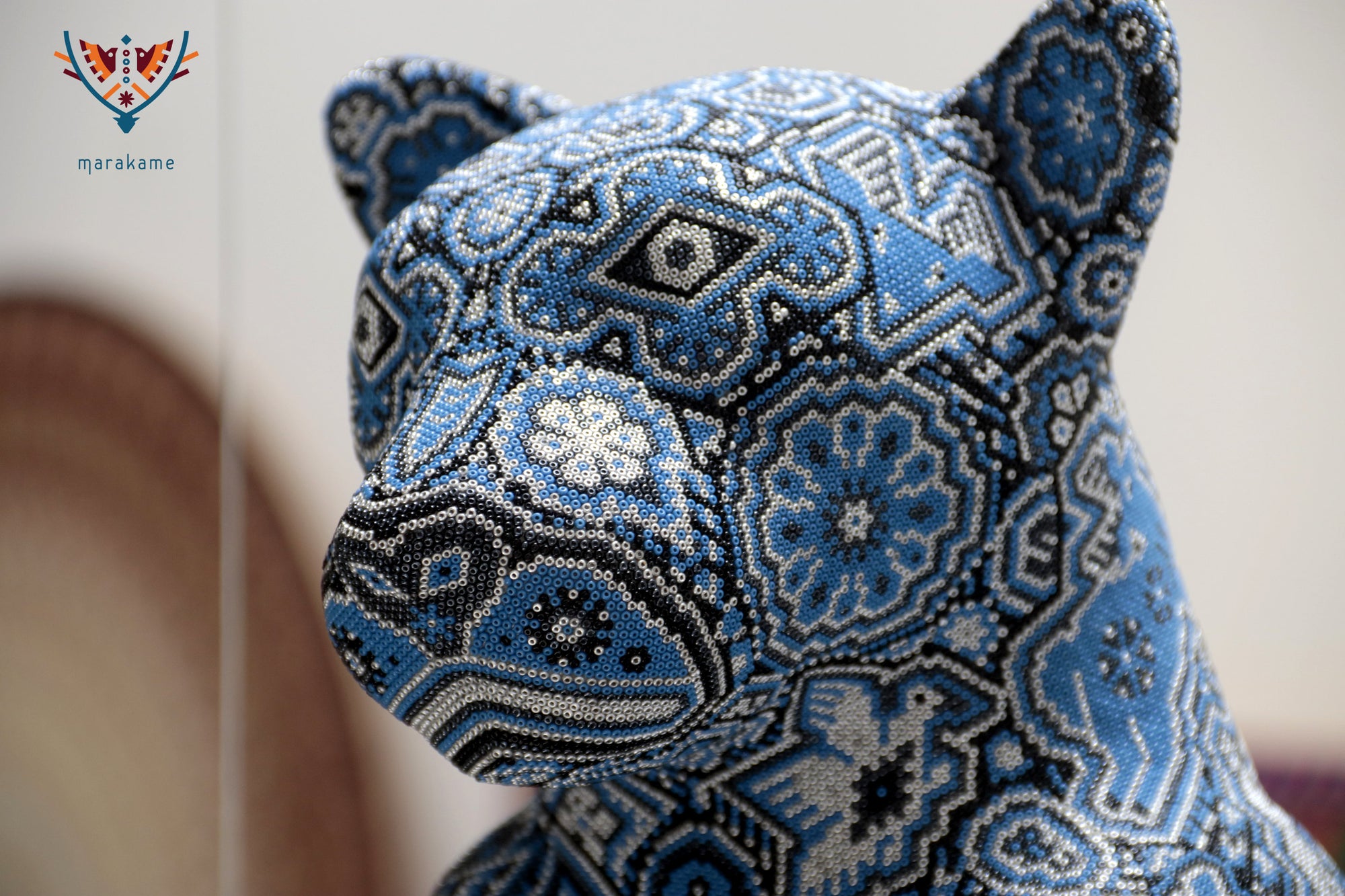 Escultura Arte Huichol - Puma en tronco - Resplandor de medianoche