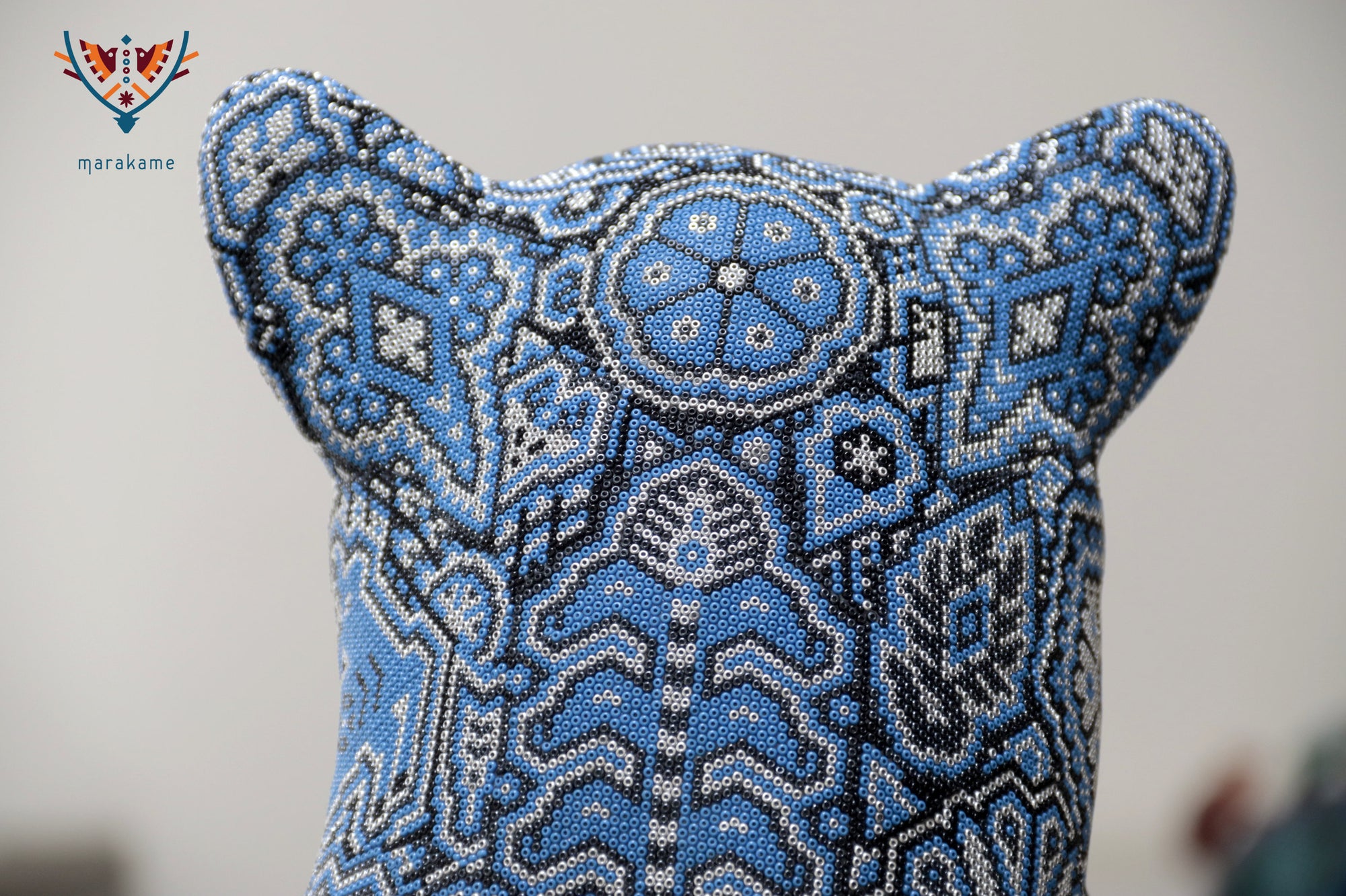 Escultura Arte Huichol - Puma en tronco - Resplandor de medianoche