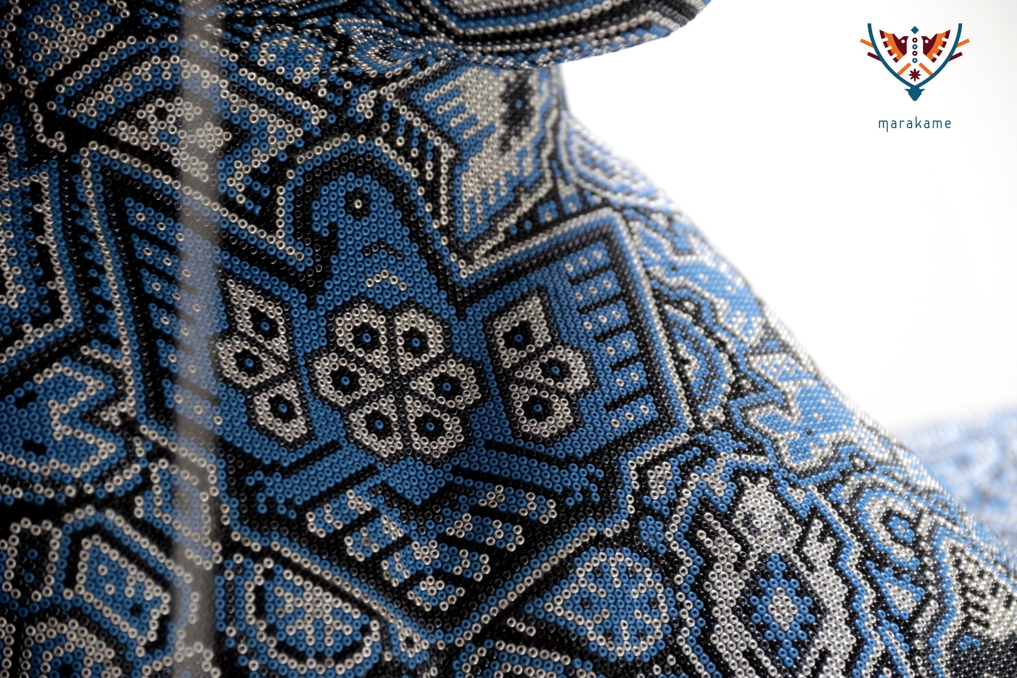 Escultura Arte Huichol - Puma en tronco - Resplandor de medianoche