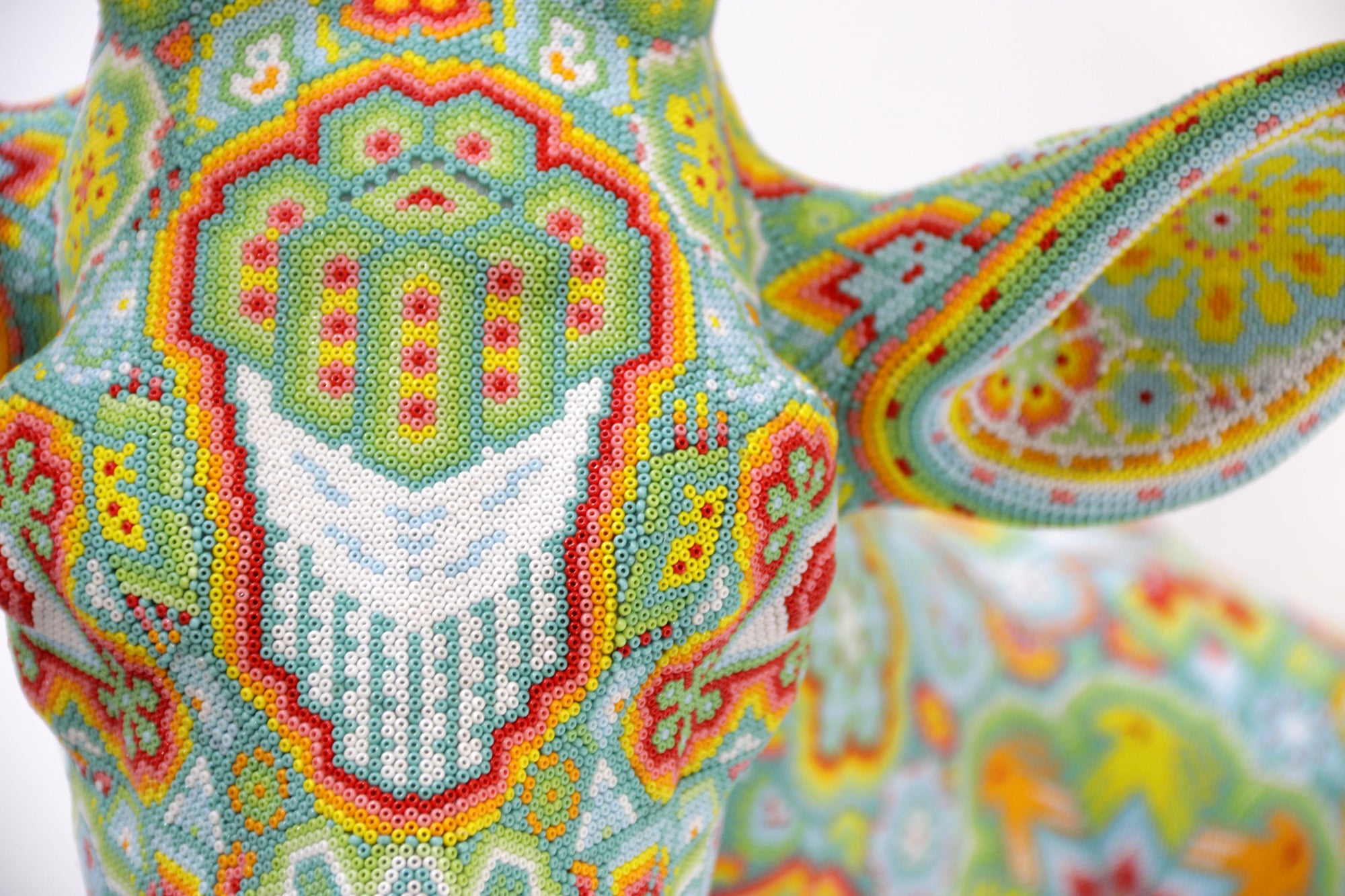 Escultura Arte Huichol - Venado medio cuerpo - Kauyumarie portal: la visión que atraviesa el muro