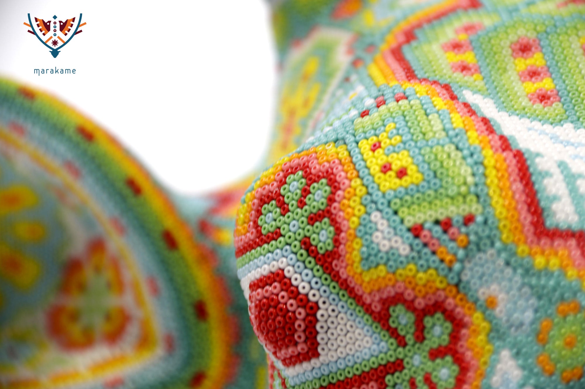 Escultura Arte Huichol - Venado medio cuerpo - Kauyumarie portal: la visión que atraviesa el muro