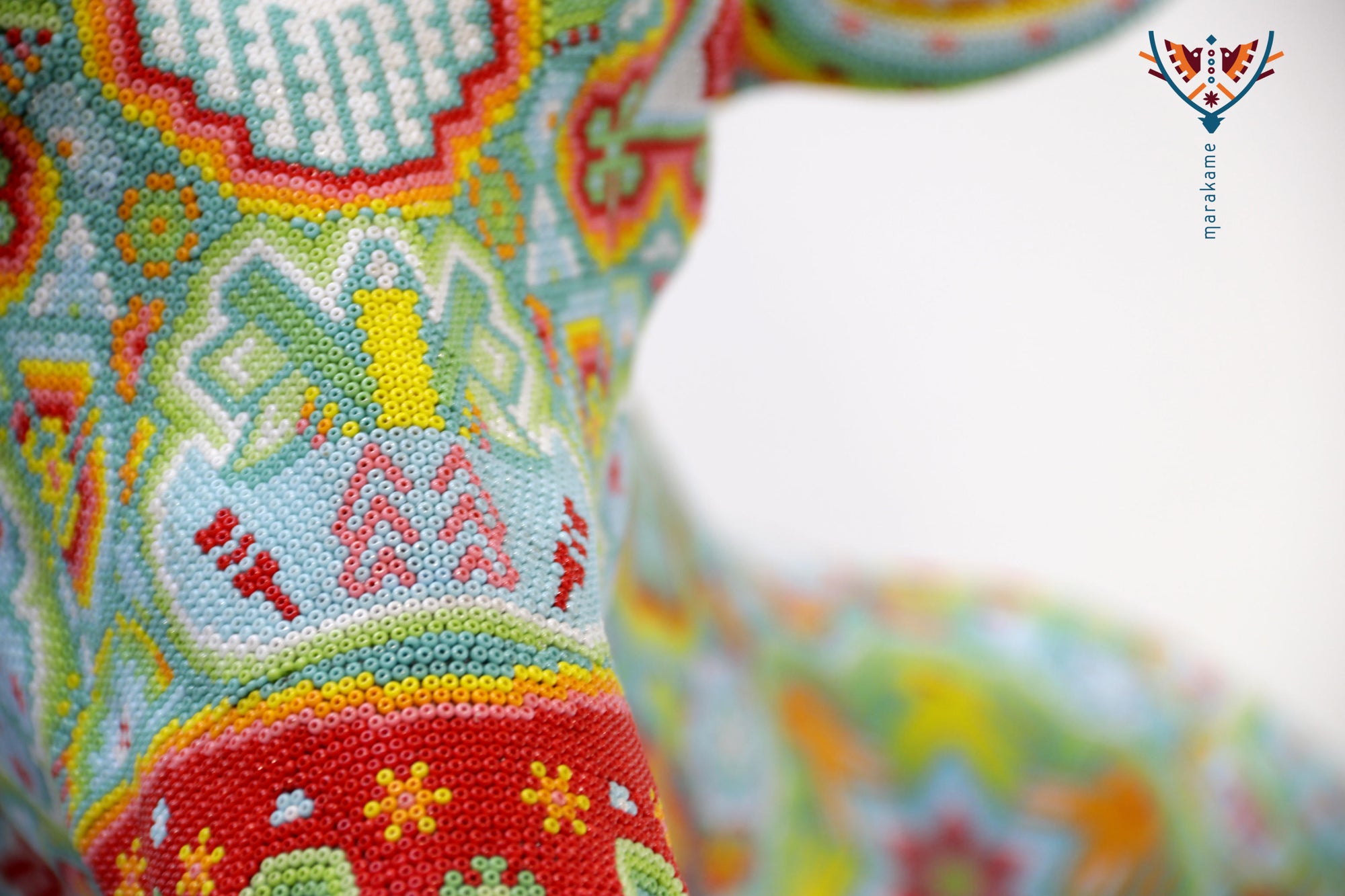 Escultura Arte Huichol - Venado medio cuerpo - Kauyumarie portal: la visión que atraviesa el muro