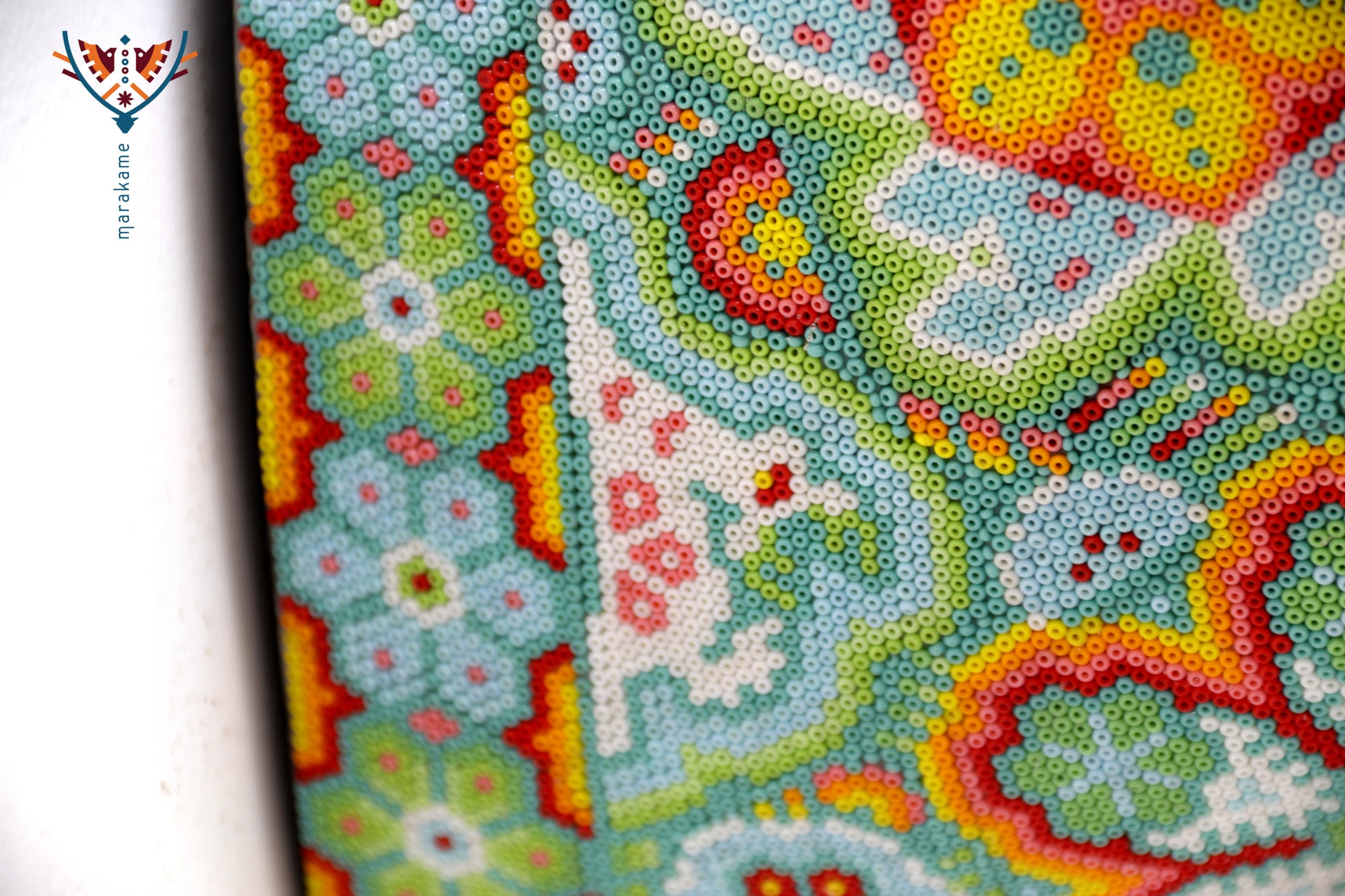 Escultura Arte Huichol - Venado medio cuerpo - Kauyumarie portal: la visión que atraviesa el muro