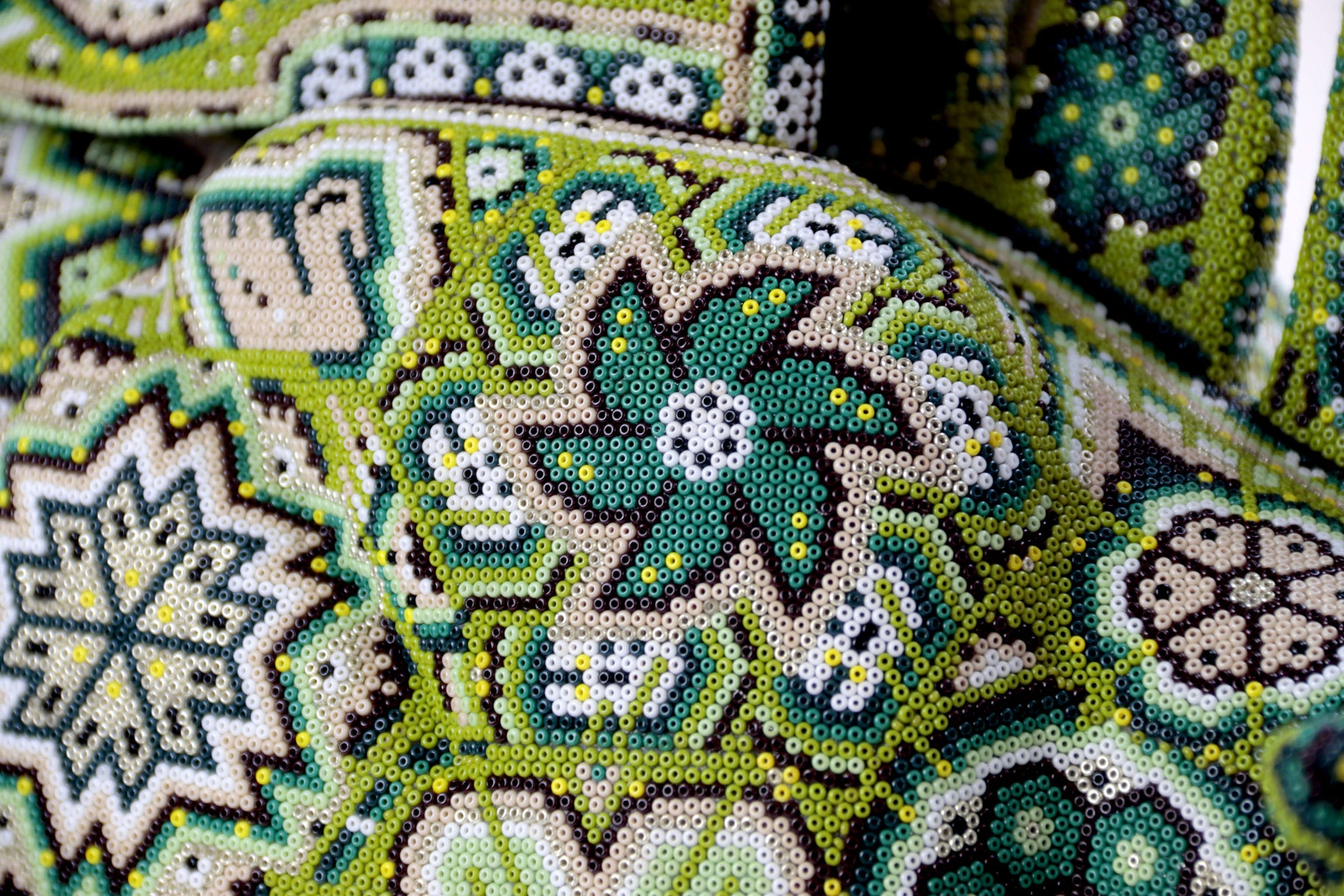 Escultura Arte Huichol - Fusión cultural Wixárika Zapoteca - Quetzalcóatl tres elementos - Agua, tierra y viento