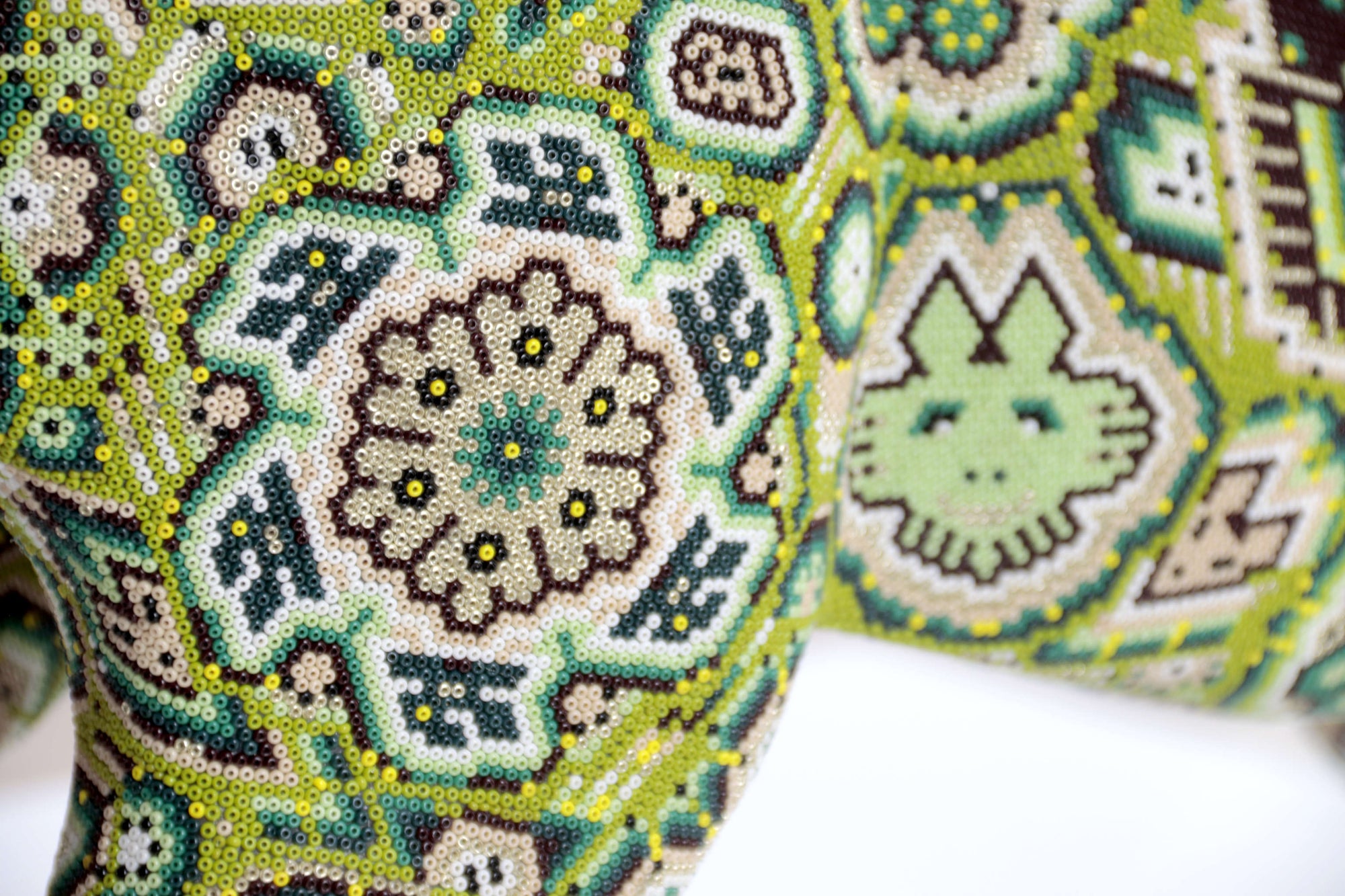 Escultura Arte Huichol - Fusión cultural Wixárika Zapoteca - Quetzalcóatl tres elementos - Agua, tierra y viento