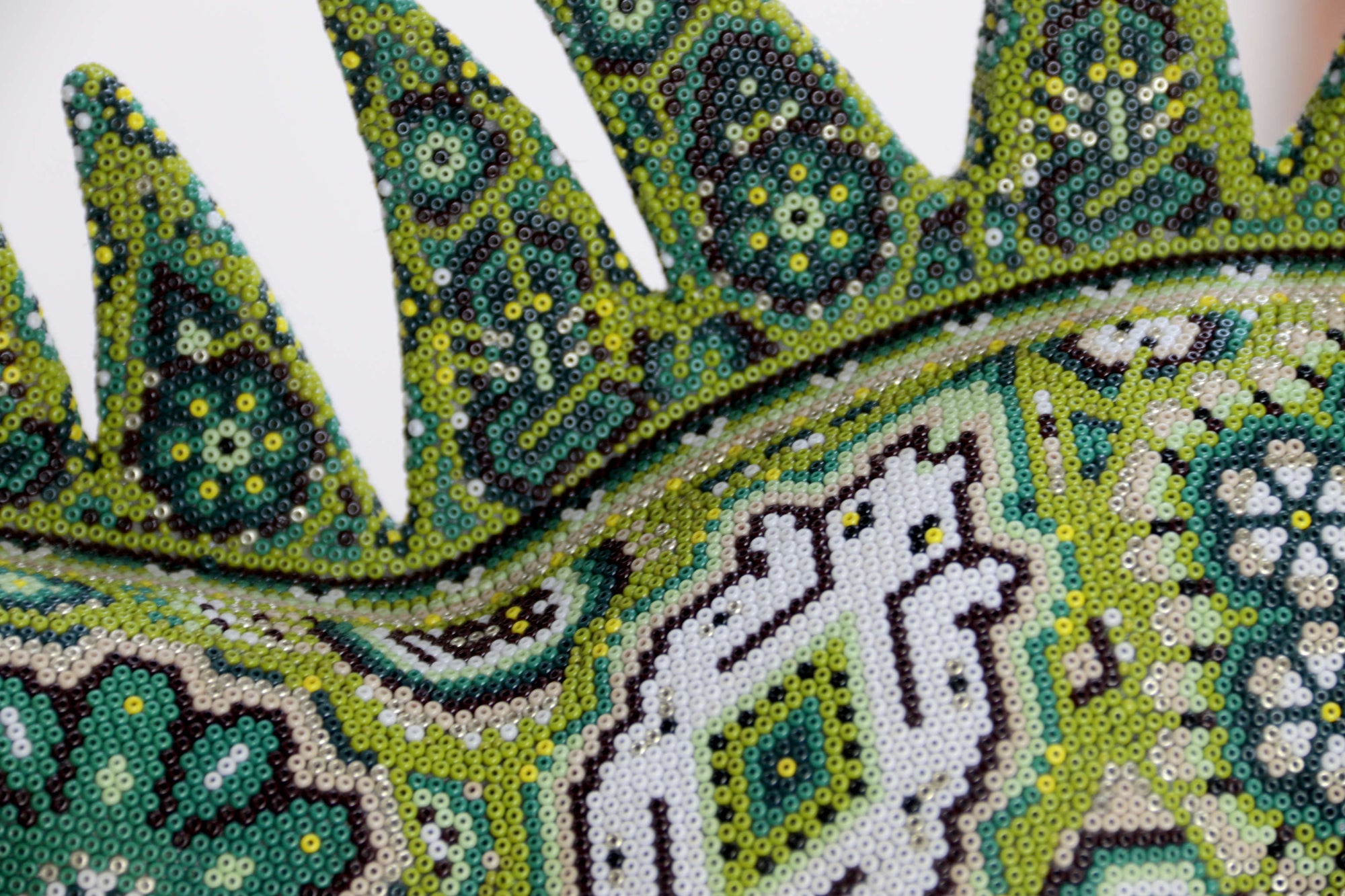 Escultura Arte Huichol - Fusión cultural Wixárika Zapoteca - Quetzalcóatl tres elementos - Agua, tierra y viento