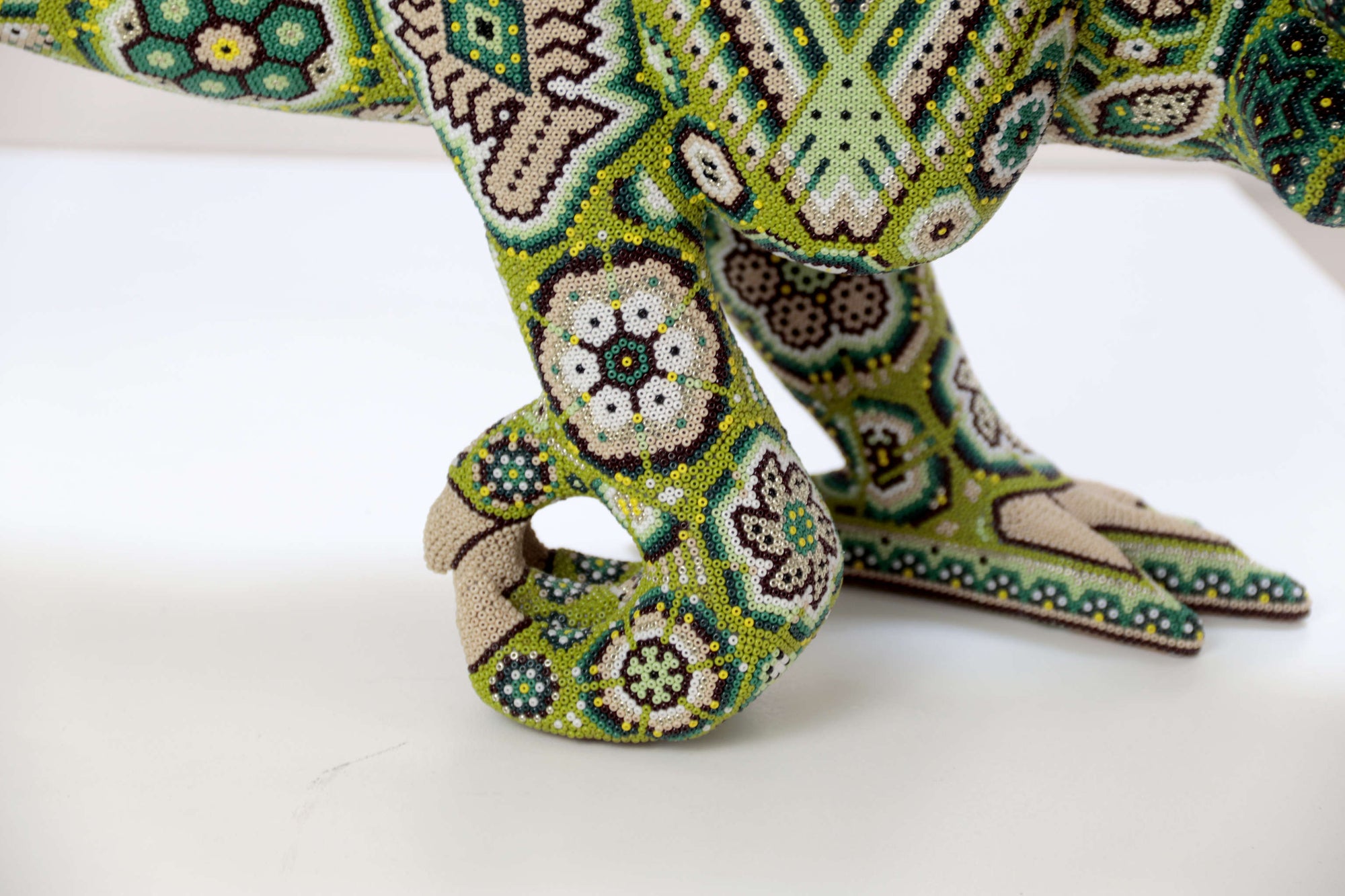 Escultura Arte Huichol - Fusión cultural Wixárika Zapoteca - Quetzalcóatl tres elementos - Agua, tierra y viento