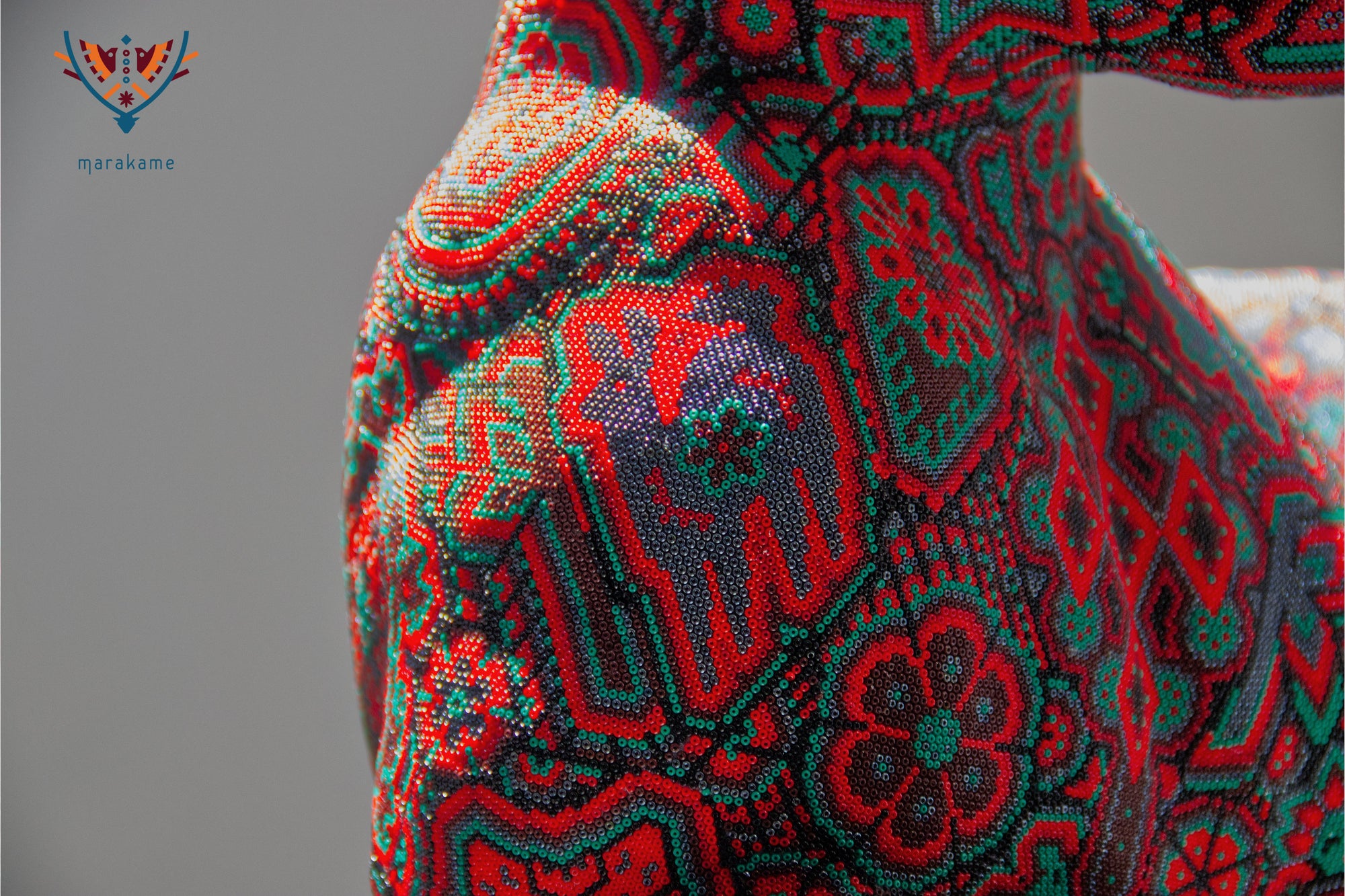 Huichol-Kunstskulptur – Puma auf einem Baumstamm – Nierika Tatewari Yuawi – Derjenige, der das Feuer des Großvaters trägt