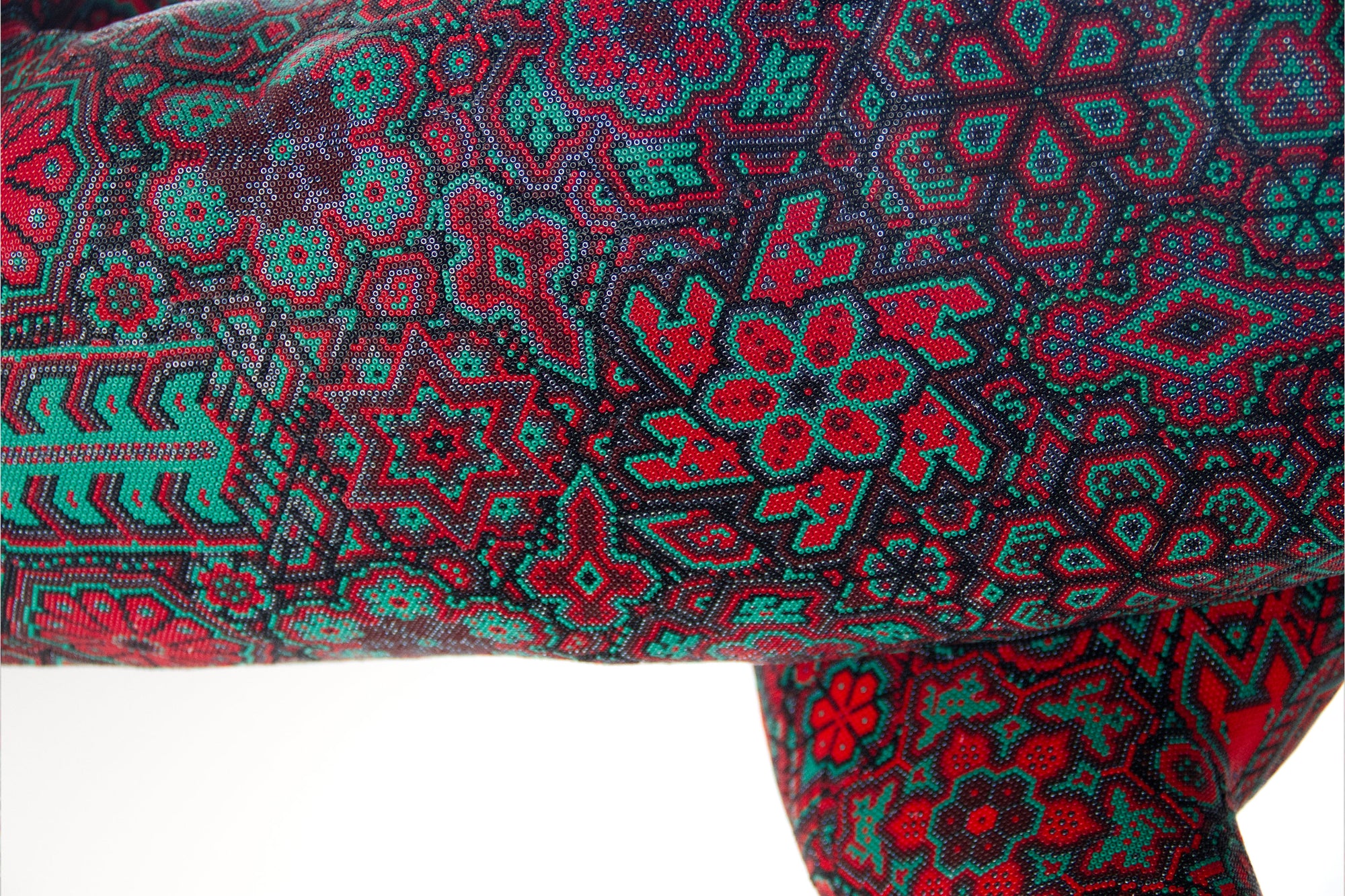 Huichol-Kunstskulptur – Puma auf einem Baumstamm – Nierika Tatewari Yuawi – Derjenige, der das Feuer des Großvaters trägt