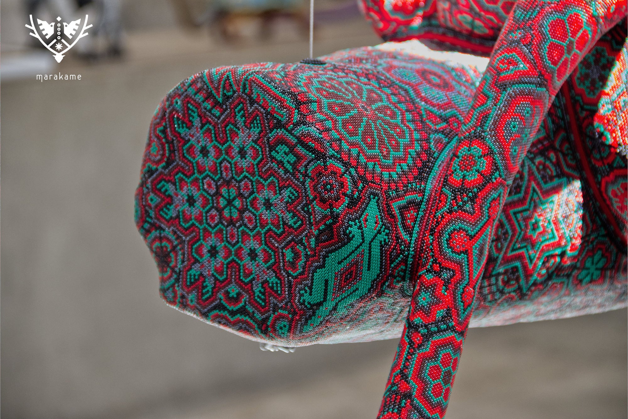 Huichol-Kunstskulptur – Puma auf einem Baumstamm – Nierika Tatewari Yuawi – Derjenige, der das Feuer des Großvaters trägt