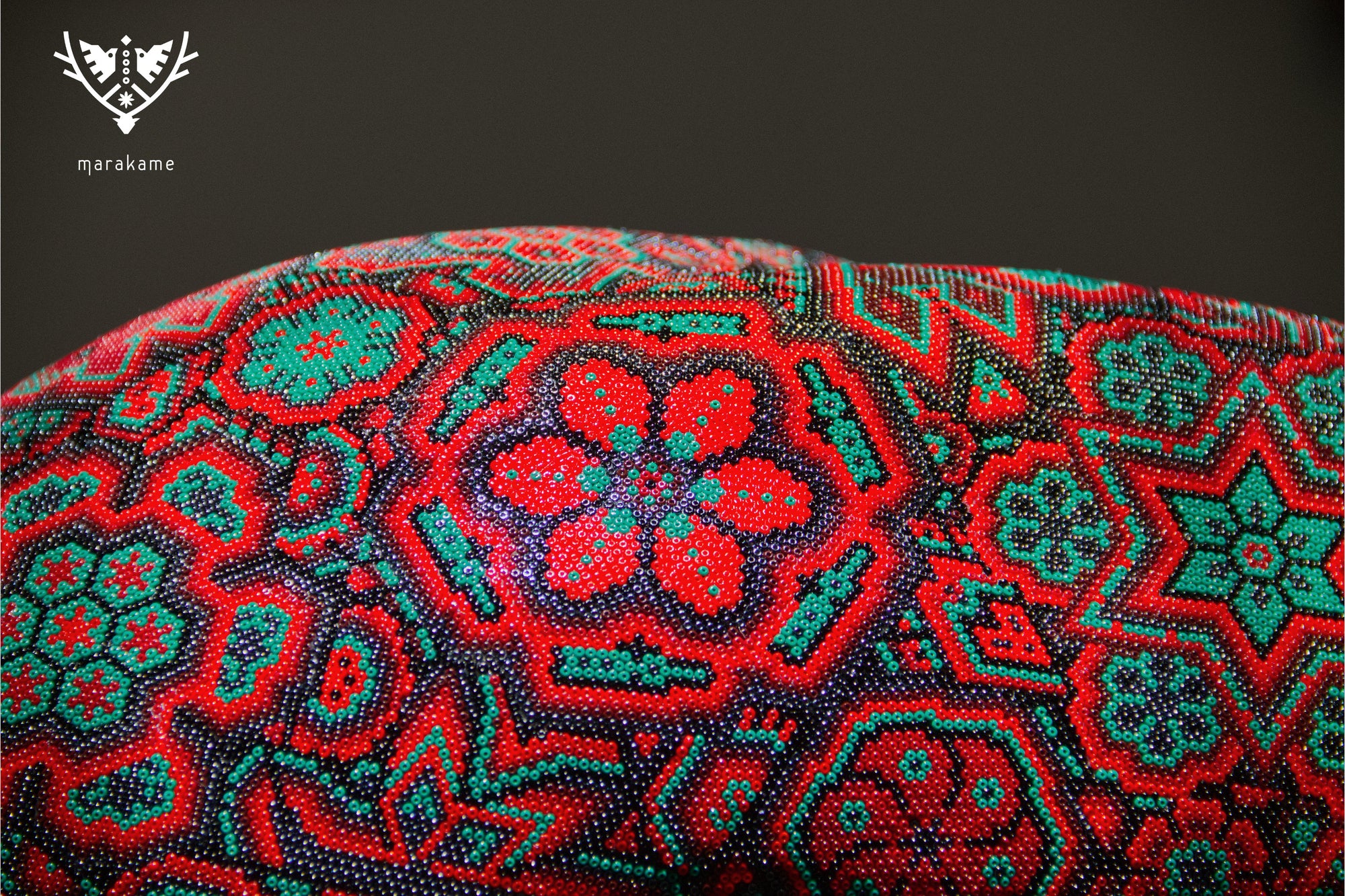Huichol-Kunstskulptur – Puma auf einem Baumstamm – Nierika Tatewari Yuawi – Derjenige, der das Feuer des Großvaters trägt