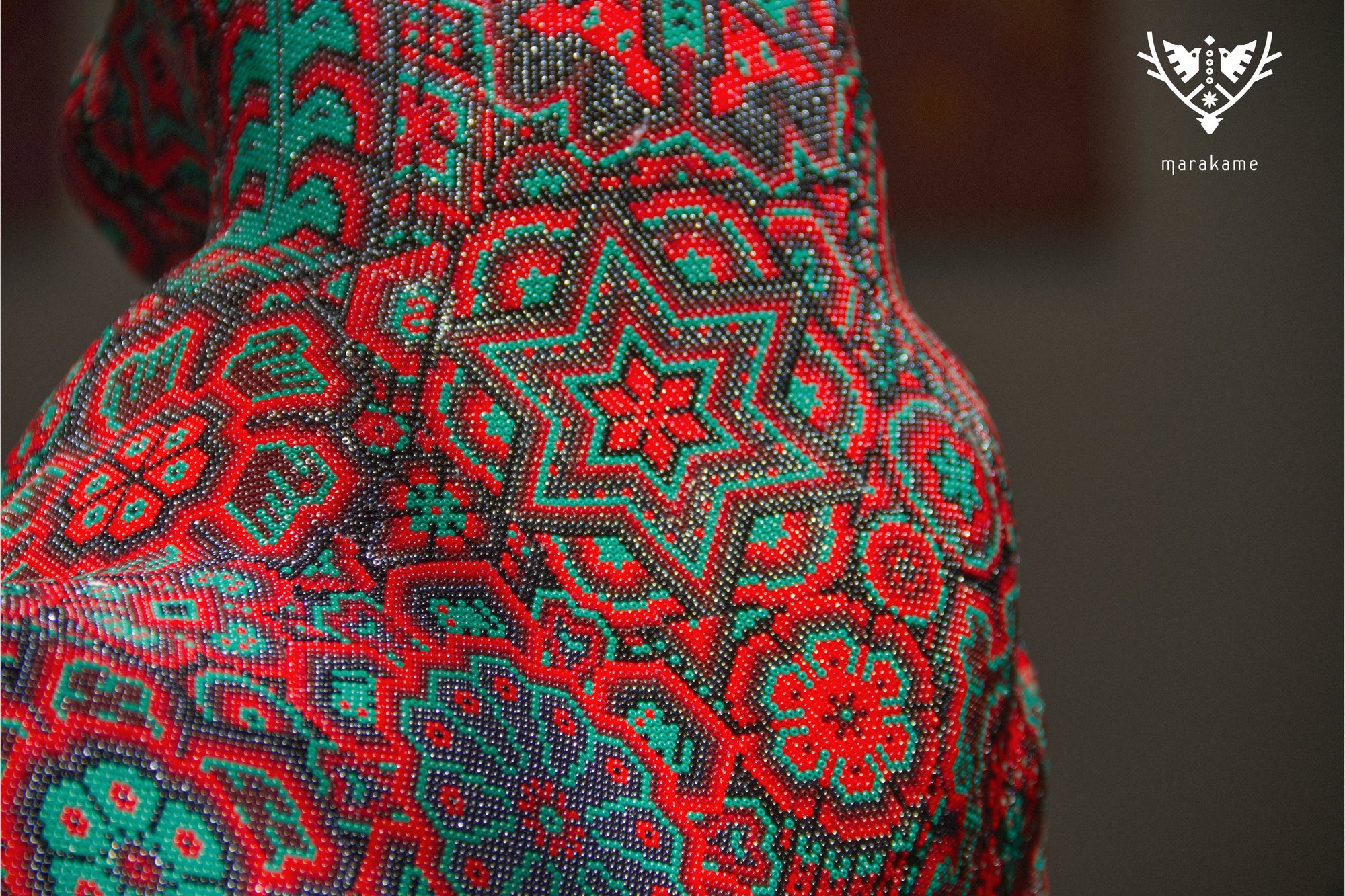 Huichol-Kunstskulptur – Puma auf einem Baumstamm – Nierika Tatewari Yuawi – Derjenige, der das Feuer des Großvaters trägt