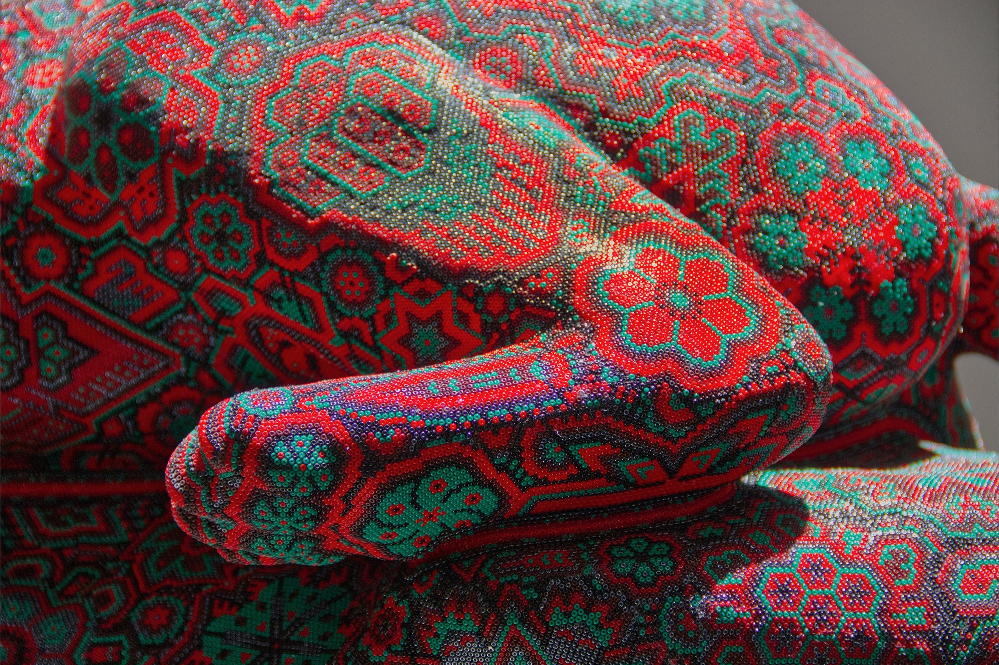 Huichol-Kunstskulptur – Puma auf einem Baumstamm – Nierika Tatewari Yuawi – Derjenige, der das Feuer des Großvaters trägt