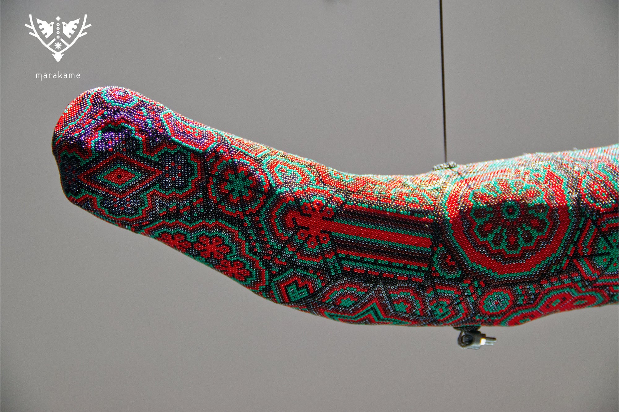 Huichol-Kunstskulptur – Puma auf einem Baumstamm – Nierika Tatewari Yuawi – Derjenige, der das Feuer des Großvaters trägt