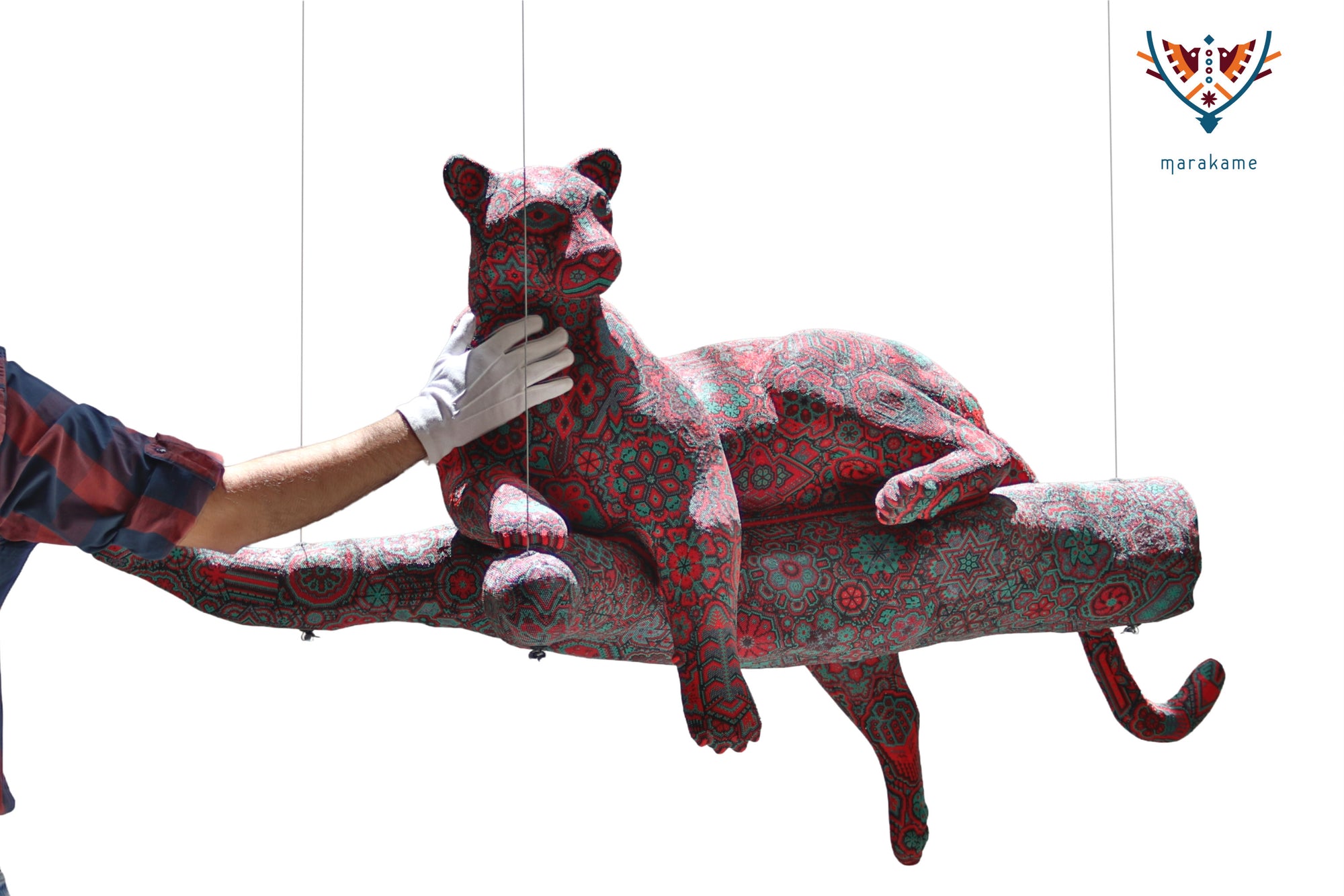 Huichol-Kunstskulptur – Puma auf einem Baumstamm – Nierika Tatewari Yuawi – Derjenige, der das Feuer des Großvaters trägt