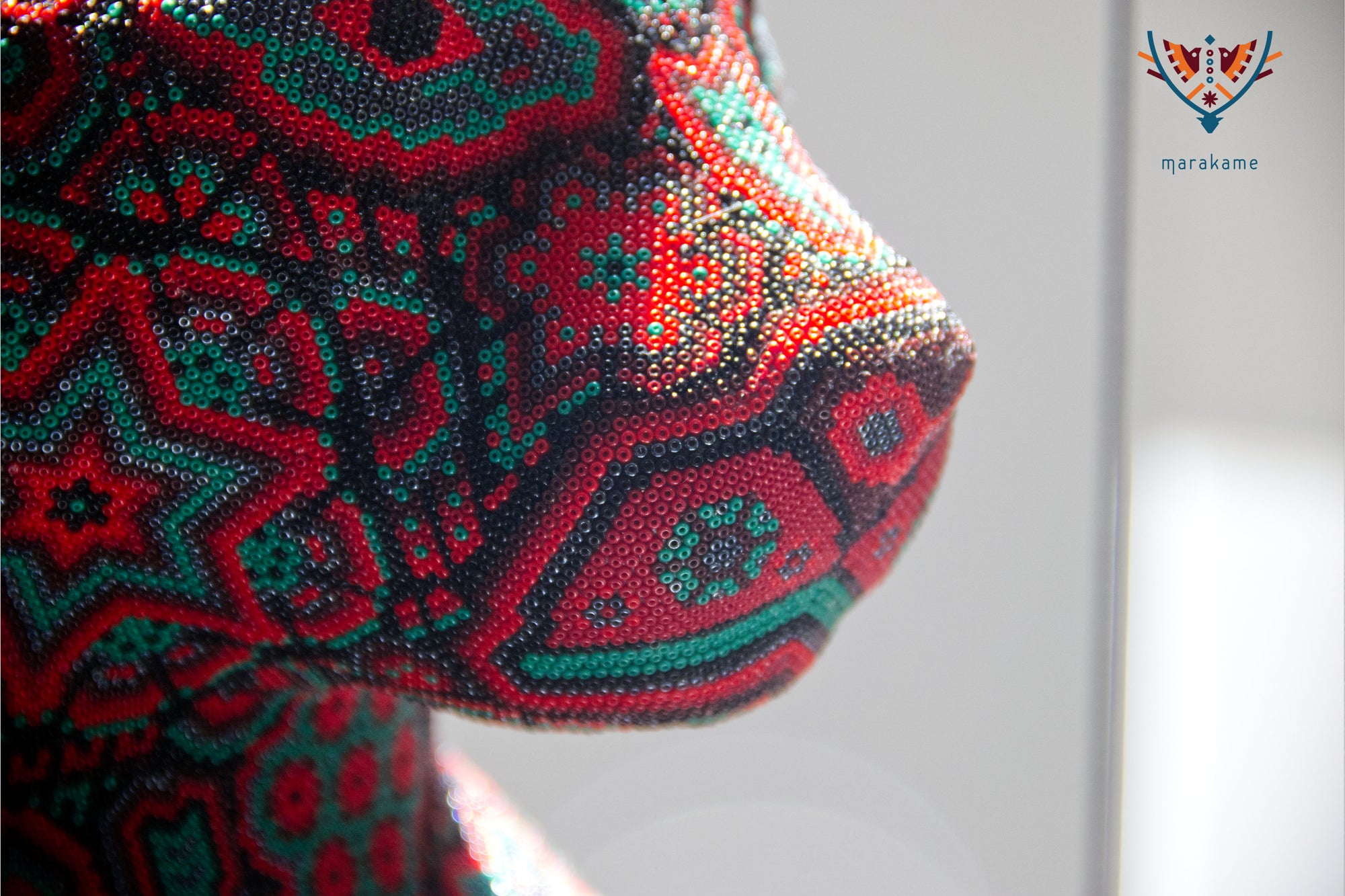 Huichol-Kunstskulptur – Puma auf einem Baumstamm – Nierika Tatewari Yuawi – Derjenige, der das Feuer des Großvaters trägt