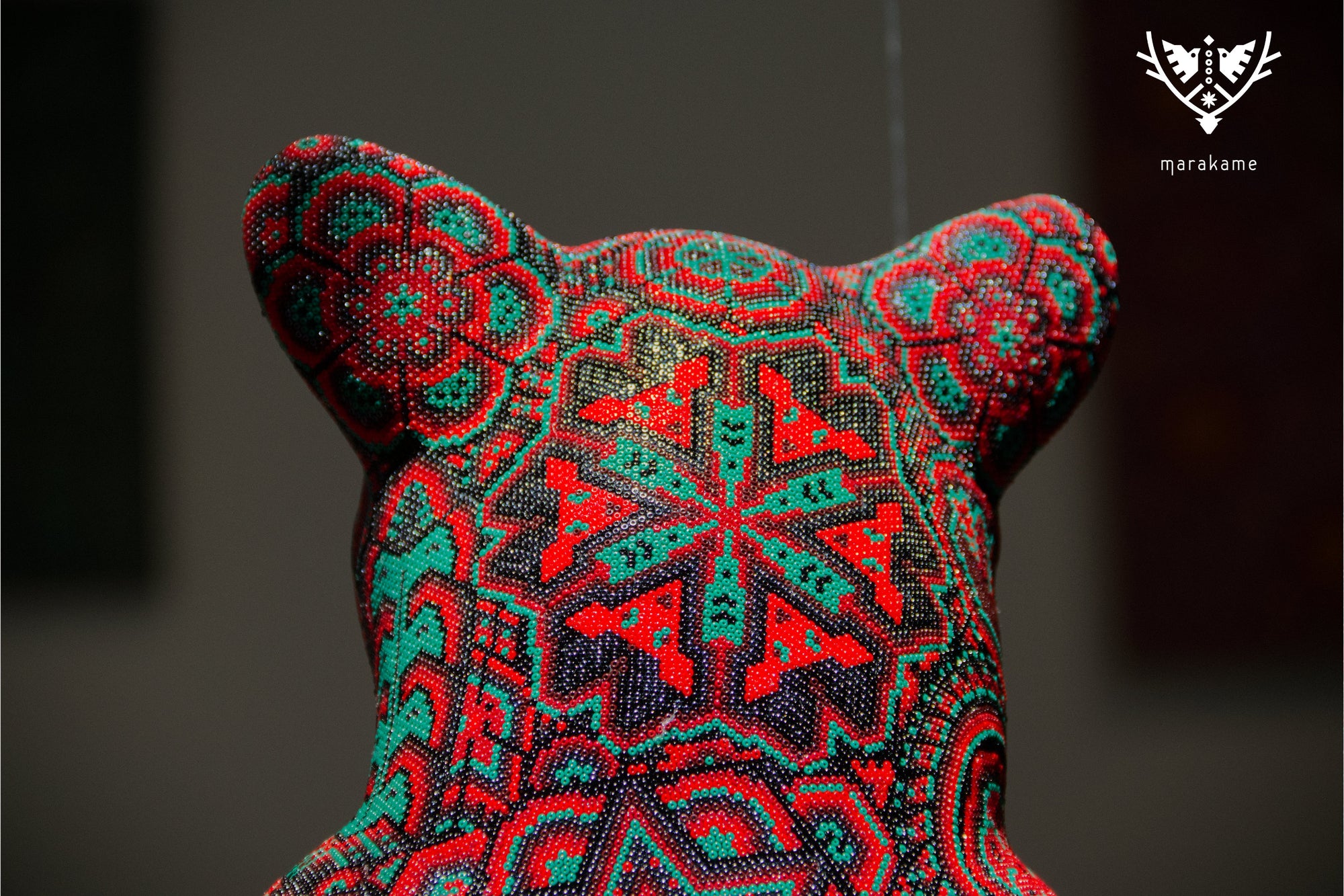 Huichol-Kunstskulptur – Puma auf einem Baumstamm – Nierika Tatewari Yuawi – Derjenige, der das Feuer des Großvaters trägt