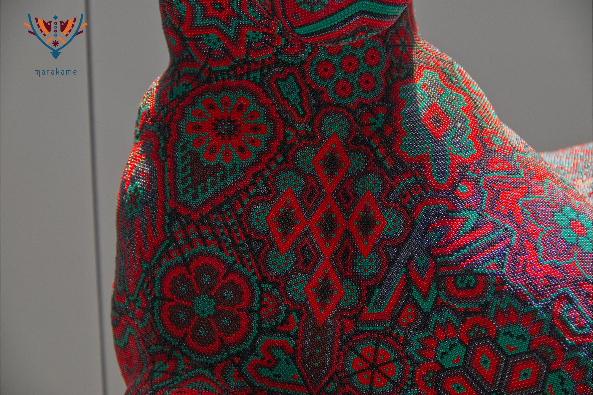 Huichol-Kunstskulptur – Puma auf einem Baumstamm – Nierika Tatewari Yuawi – Derjenige, der das Feuer des Großvaters trägt