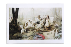 Surrealistischer Kunstdruck, der ein junges Mädchen zeigt, das in einem nebligen Sumpf kniet, umgeben von weißen Jagdhunden und einem großen Hirsch mit ausladendem Geweih. Die gedämpfte Waldszene vereint traumhafte Schönheit mit Spannung und ist in sanften Erdtönen und ausdrucksstarkem Pinselstrich dargestellt.