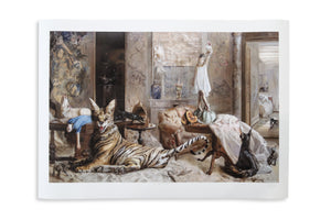 Surrealistischer Kunstdruck mit einem großen Tiger, der in einem reich verzierten Raum ruht, umgeben von Katzen, ätherischen Gestalten und traumhaften Objekten. Ein junges Mädchen in einem weißen Kleid steht auf einem Tisch, während sanfte, neutrale Töne und dramatische Details eine geheimnisvolle, theatralische Atmosphäre schaffen.